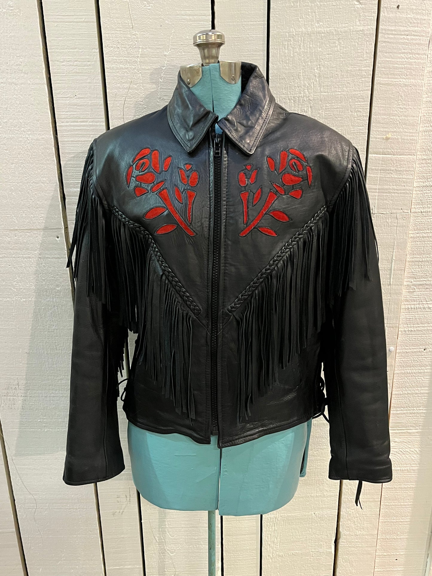 Vintage 80’s Antelope Creek leather jacket with fringe, lace up ties in at the sides, zipper closure and suede rose details.
Made in Pakistan
Size Medium