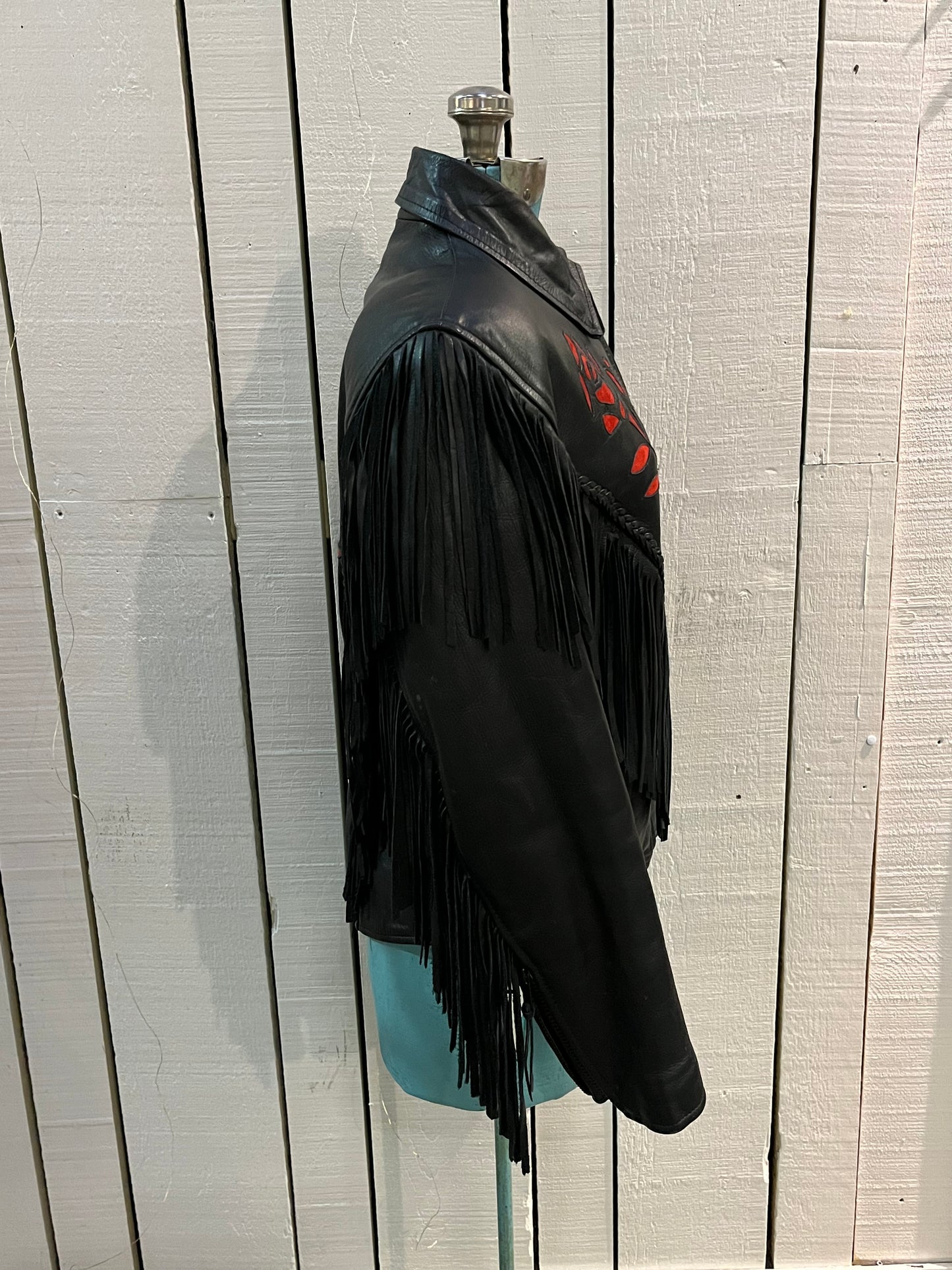 Vintage 80’s Antelope Creek leather jacket with fringe, lace up ties in at the sides, zipper closure and suede rose details.
Made in Pakistan
Size Medium