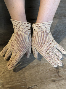 Kingspier Vintage - Vintage beige crochet lightweight gloves, Made in France, Womens size small with some stretch.