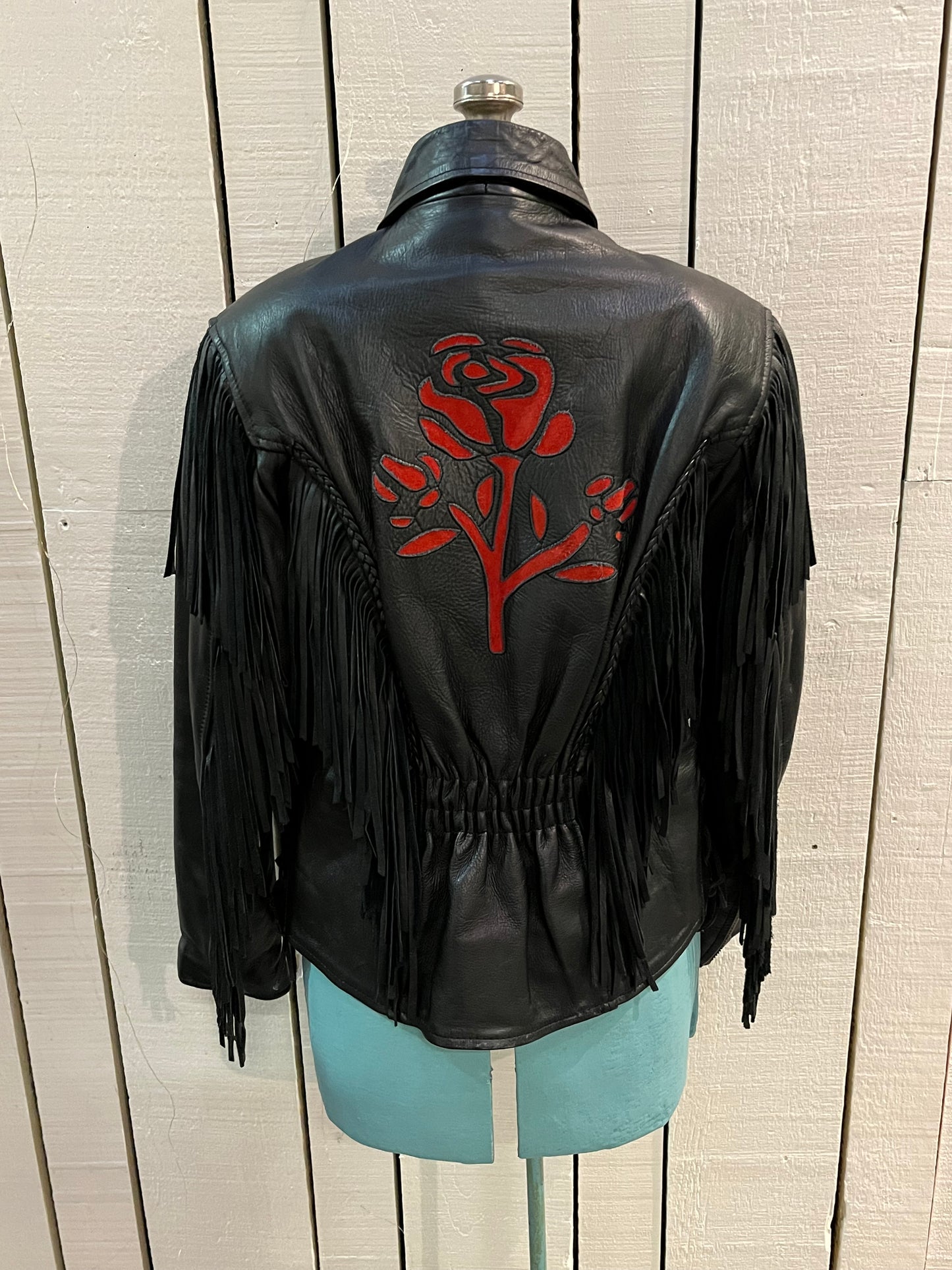 Vintage 80’s Antelope Creek leather jacket with fringe, lace up ties in at the sides, zipper closure and suede rose details.
Made in Pakistan
Size Medium