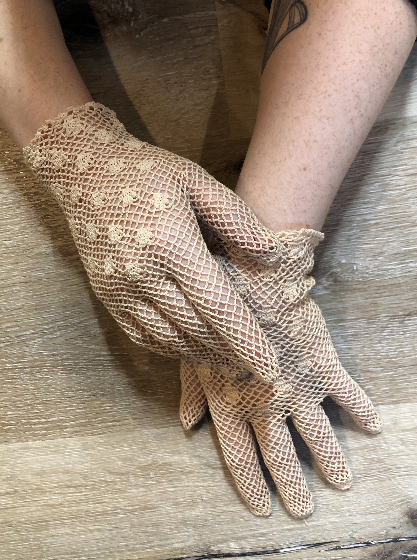 Kingspier Vintage - Vintage beige crochet lightweight gloves with flower details. Womens size small with some stretch.