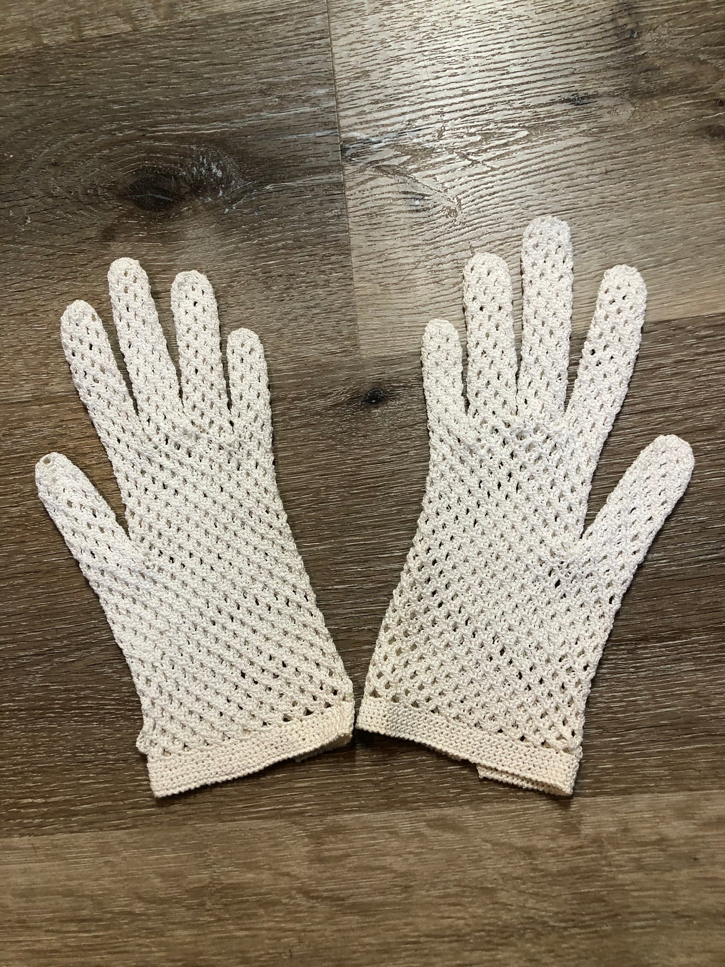Kingspier Vintage - Vintage white crochet lightweight gloves. Womens size small with some stretch.