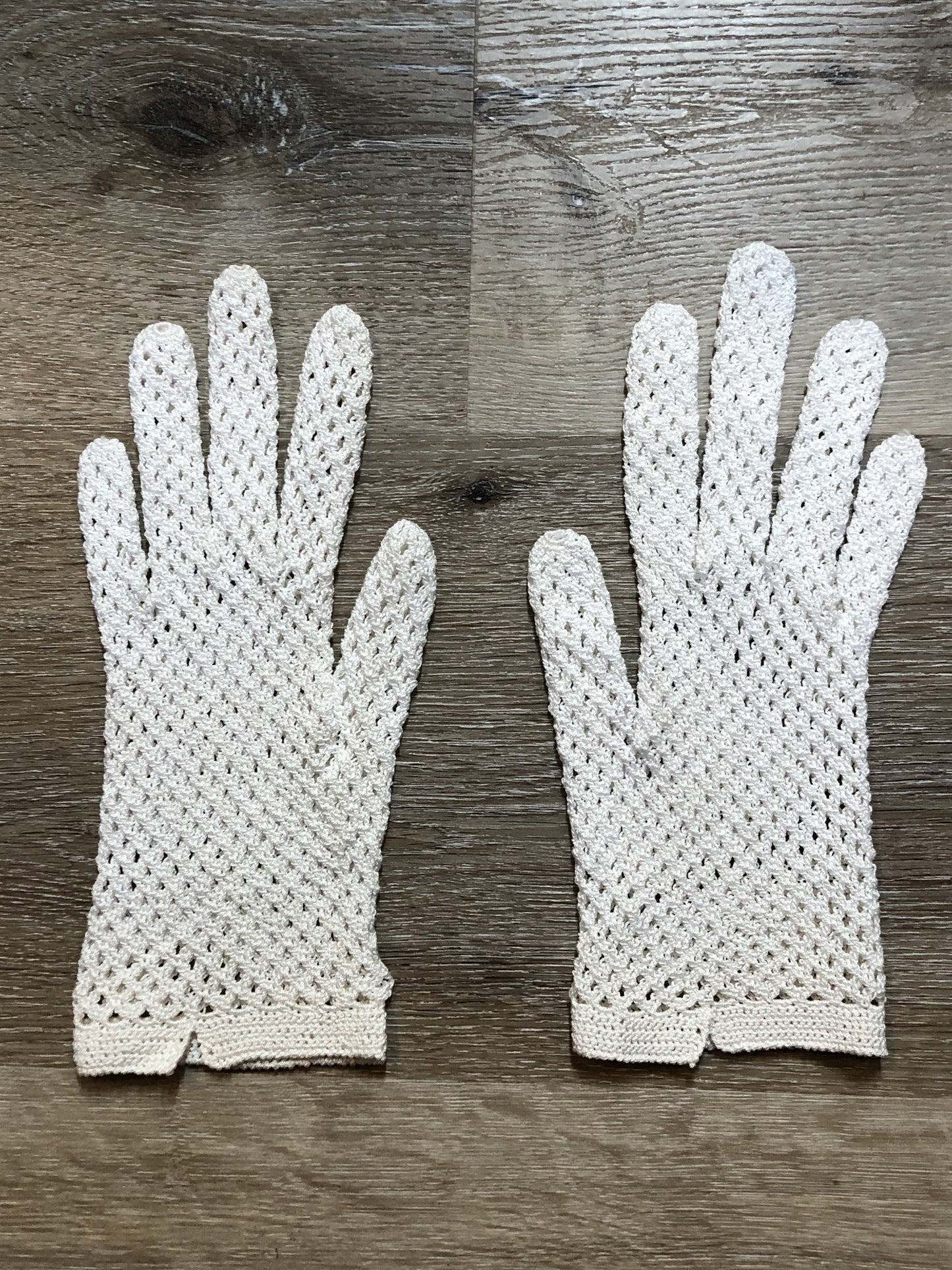 Kingspier Vintage - Vintage white crochet lightweight gloves. Womens size small with some stretch.