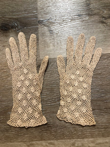 Kingspier Vintage - Vintage beige crochet lightweight gloves with flower details. Womens size small with some stretch.