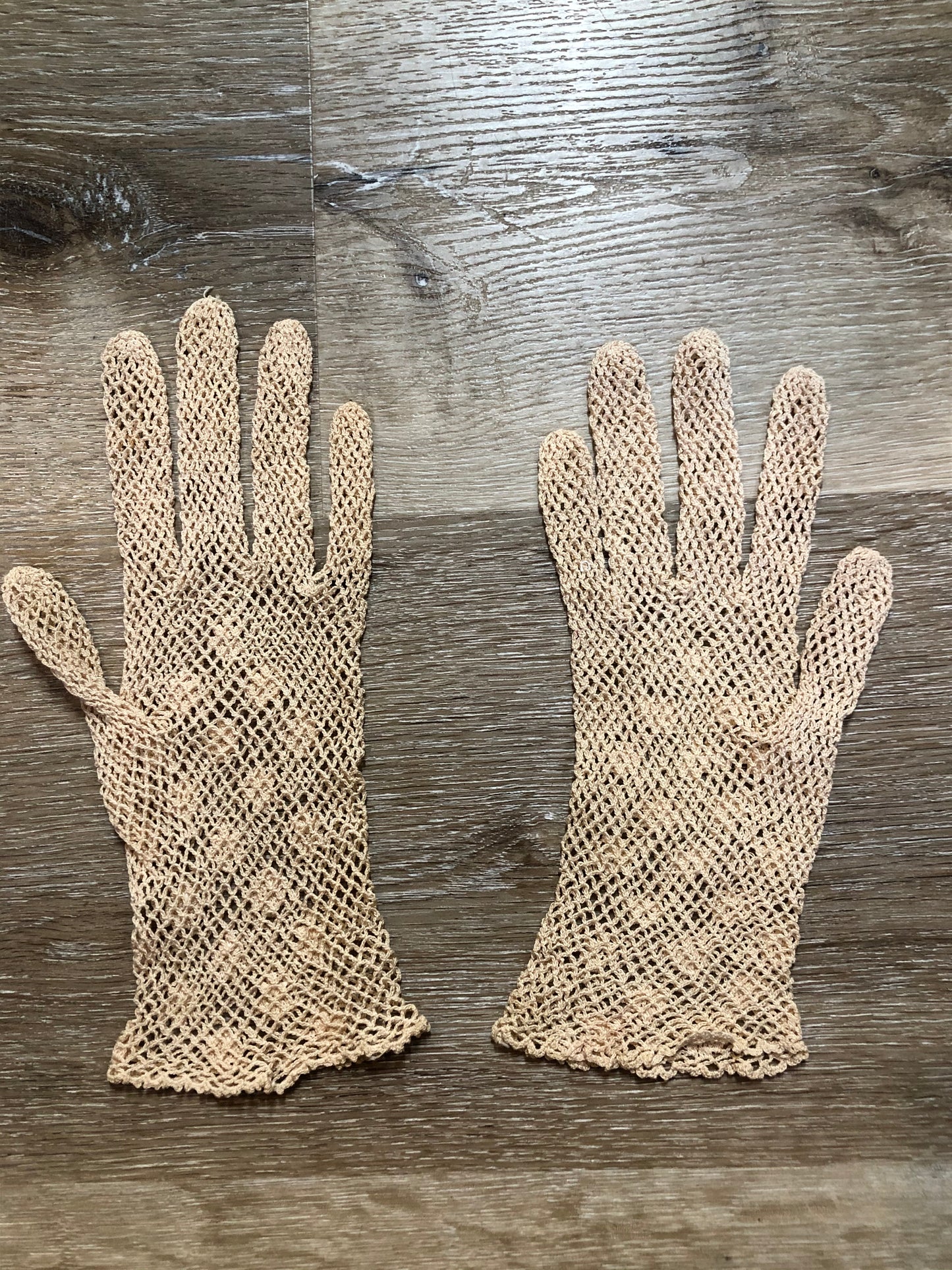 Kingspier Vintage - Vintage beige crochet lightweight gloves with flower details. Womens size small with some stretch.