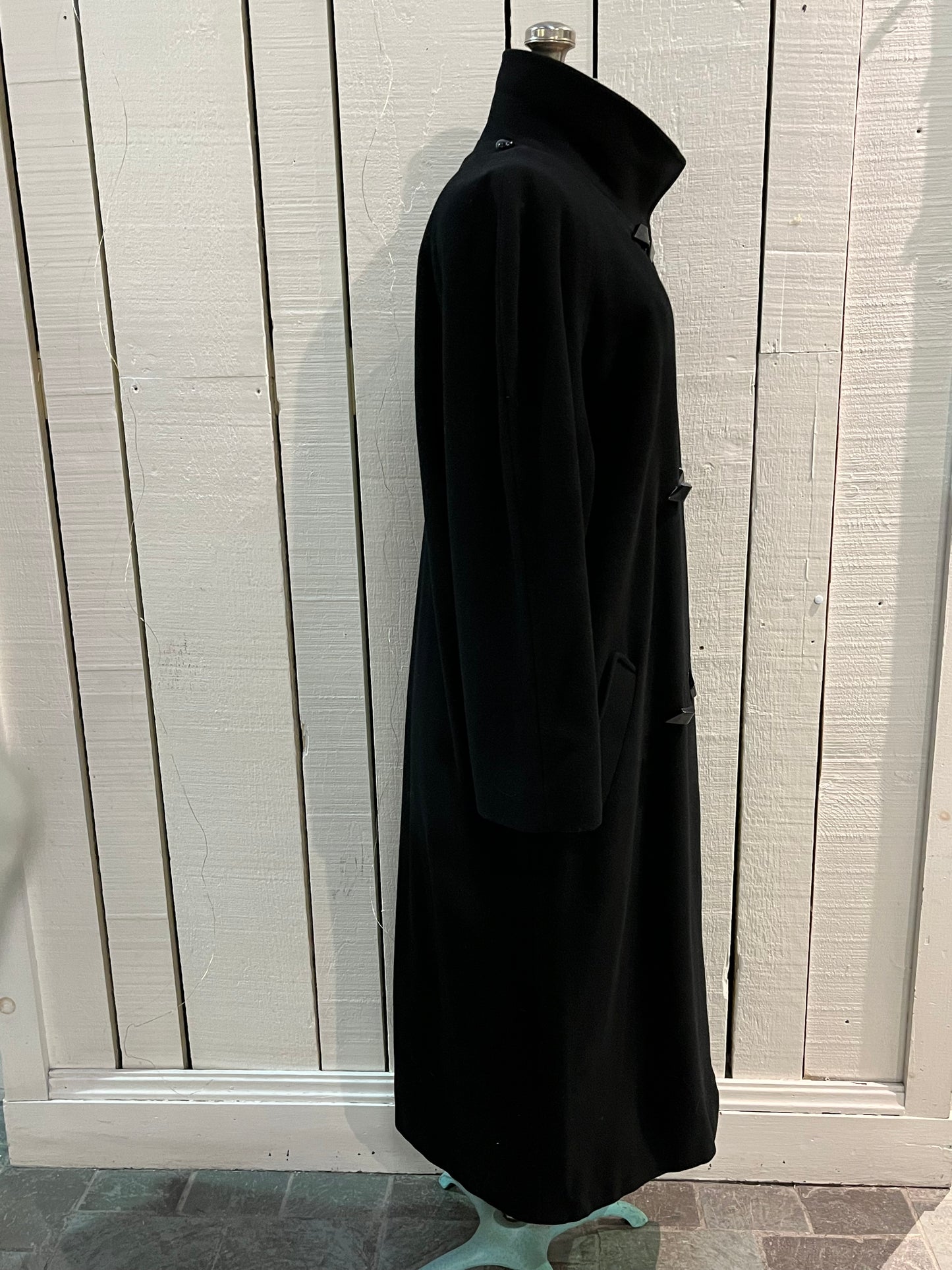 Vintage L’image by Irving Posluns wool blend (60% wool/ 25% cashmere/ 15% nylon) long black coat with unique button closures and two front pockets.
Union Made in Canada
Chest 42”