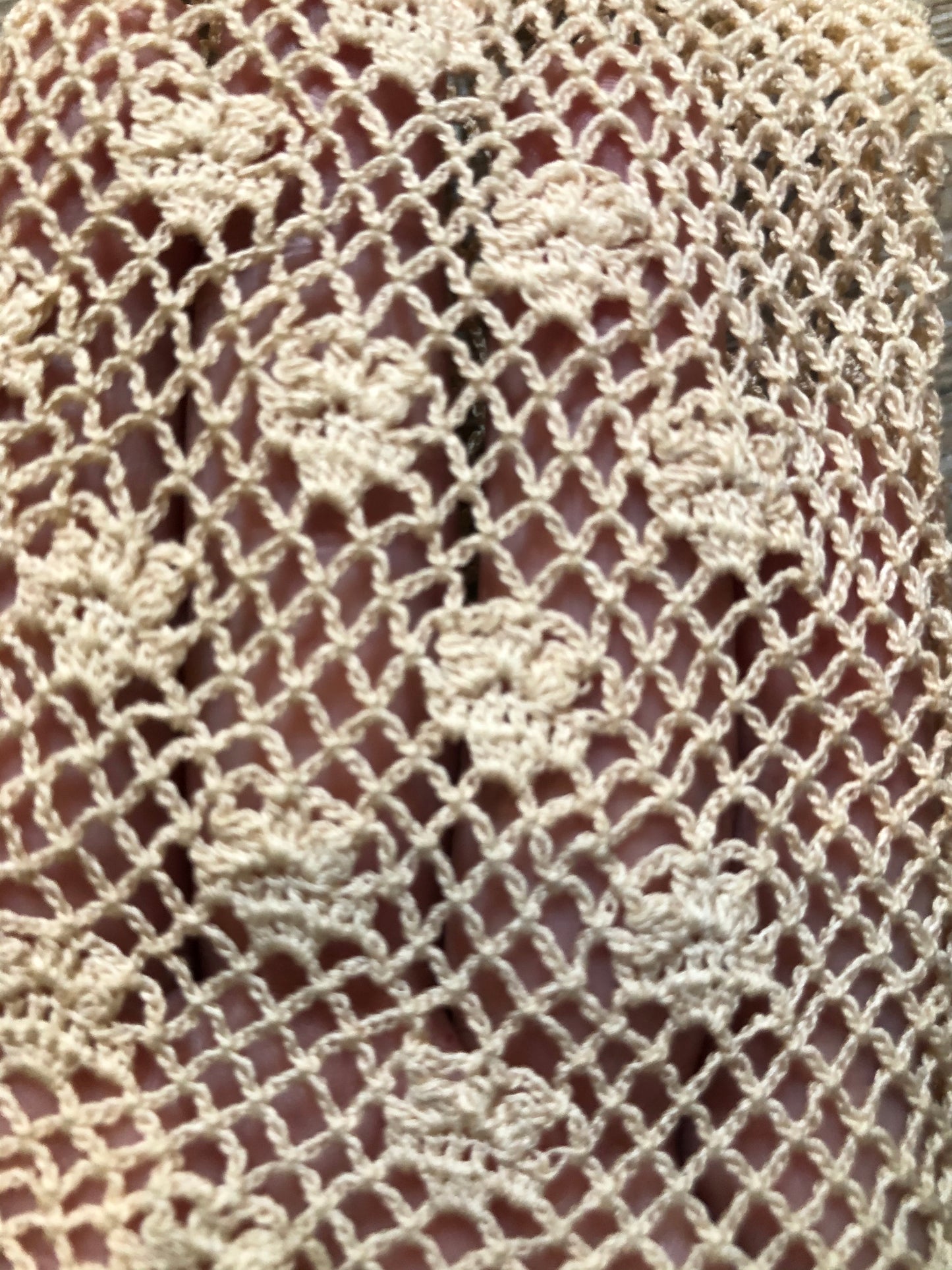 Kingspier Vintage - Vintage beige crochet lightweight gloves with flower details. Womens size small with some stretch.