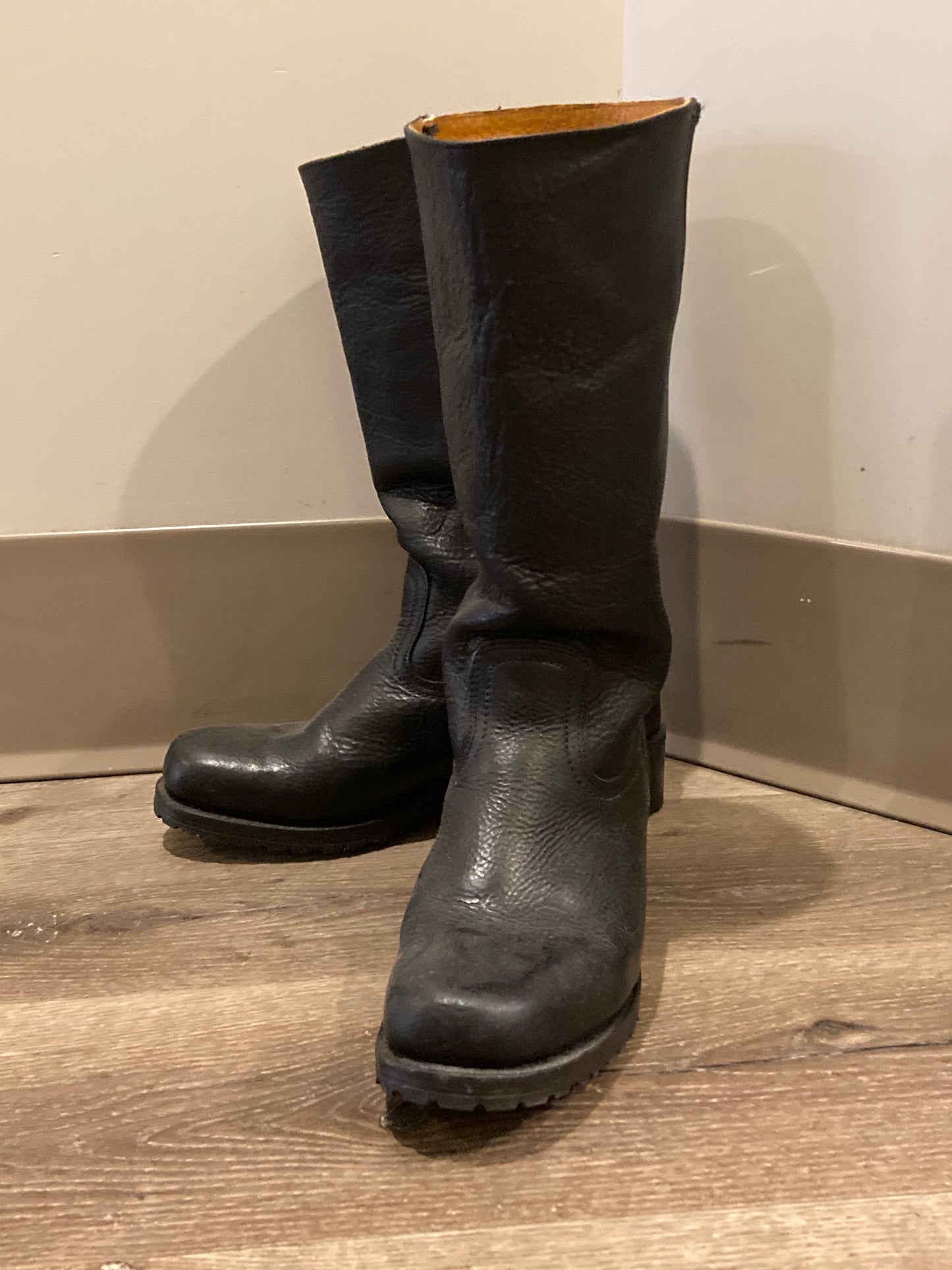 Vintage Frye 77046 black leather boots. Leather lined with synthetic soles. Made in USA. Size 10M/ 12W US, 43 EUR