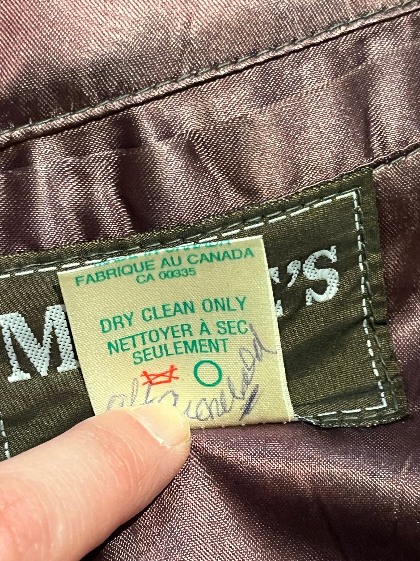 Vintage Moores wool blend long grey coat (65% wool/ 15% cashmere/ 15% polyester/ 5% other) with button closures, two front pockets and two inside pockets.
Made in Canada
Chest 42”