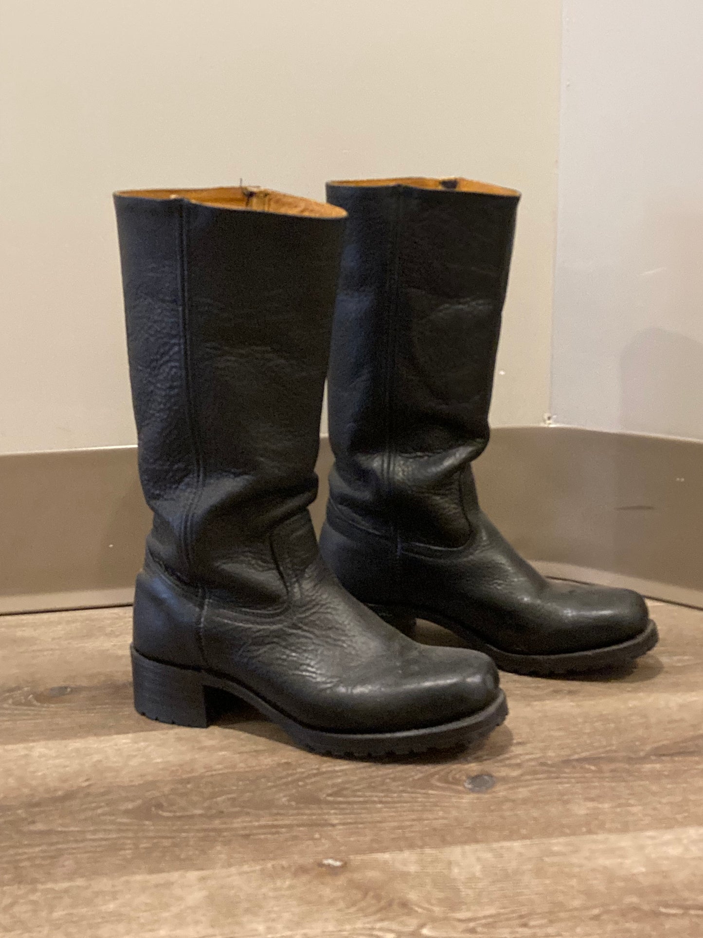 Vintage Frye 77046 black leather boots. Leather lined with synthetic soles. Made in USA. Size 10M/ 12W US, 43 EUR