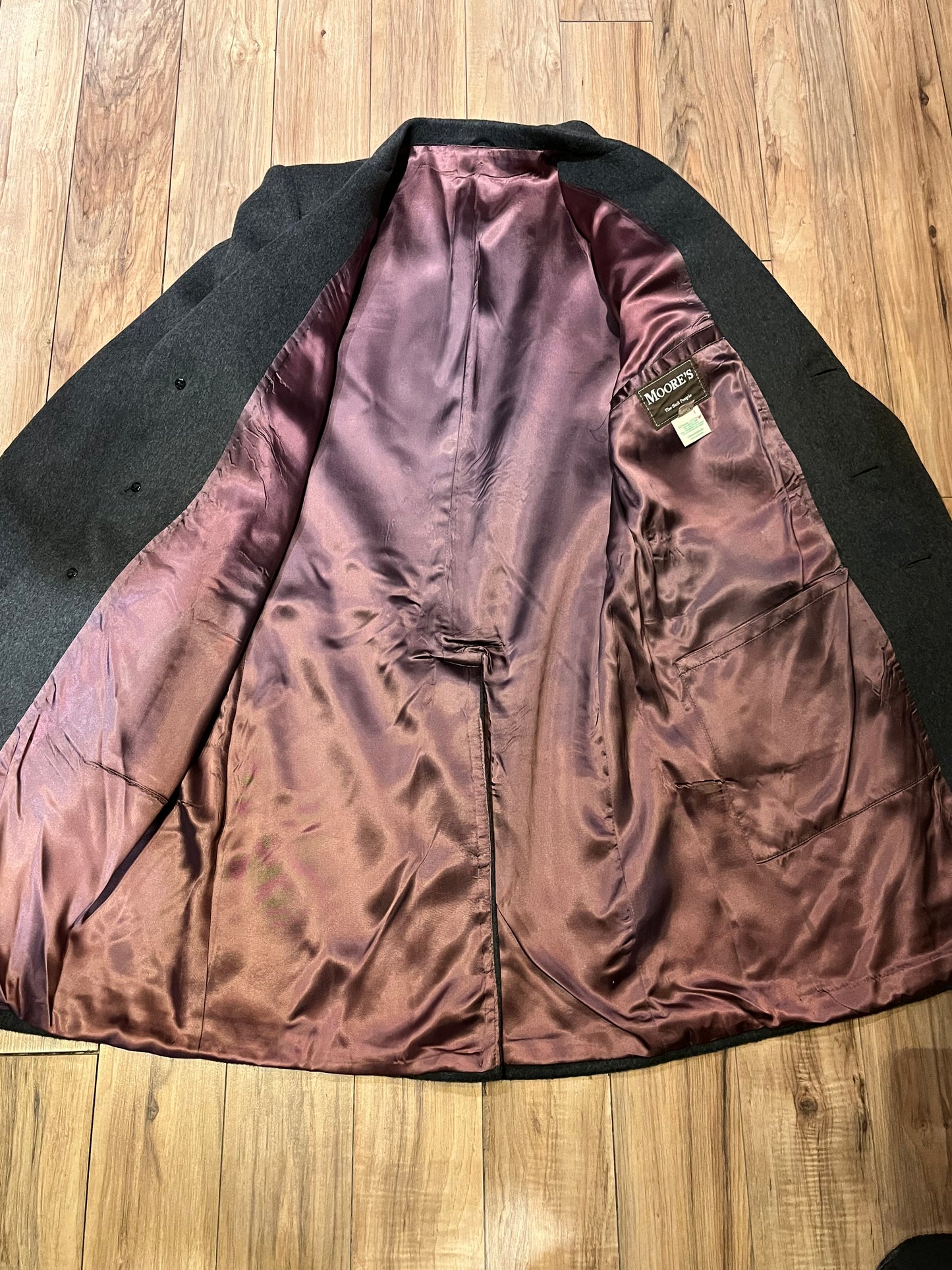 Vintage Moores wool blend long grey coat (65% wool/ 15% cashmere/ 15% polyester/ 5% other) with button closures, two front pockets and two inside pockets.
Made in Canada
Chest 42”