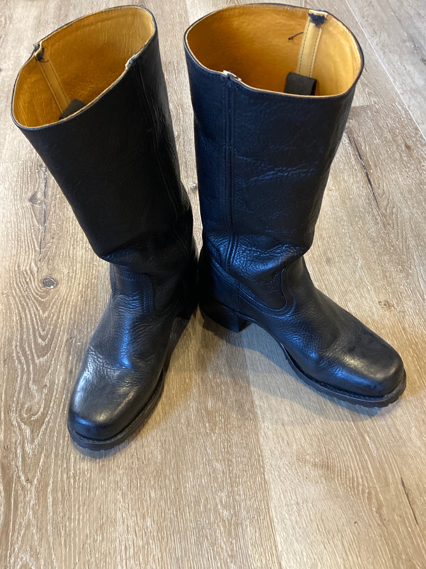 Vintage Frye 77046 black leather boots. Leather lined with synthetic soles. Made in USA. Size 10M/ 12W US, 43 EUR
