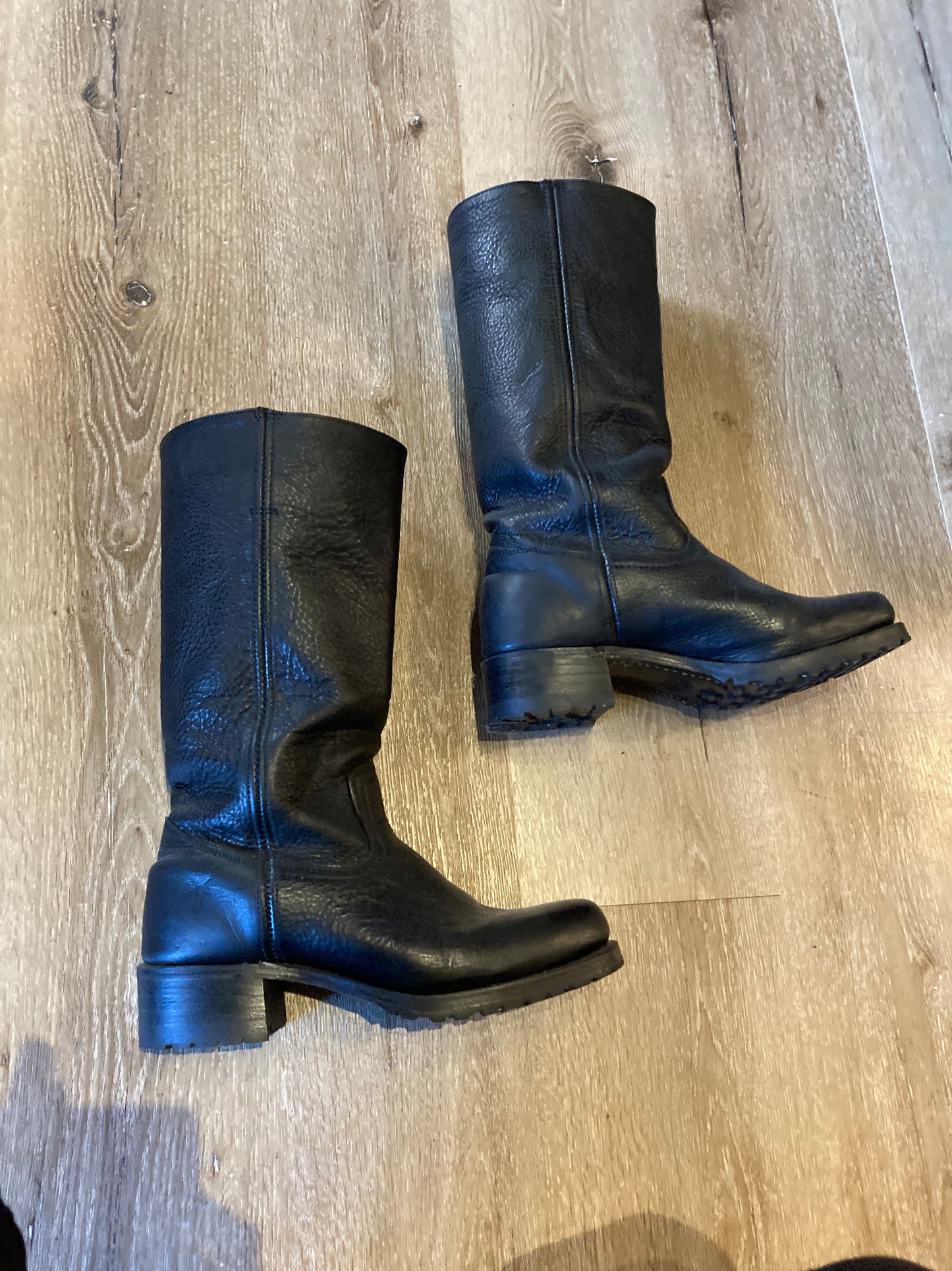 Vintage Frye 77046 black leather boots. Leather lined with synthetic soles. Made in USA. Size 10M/ 12W US, 43 EUR