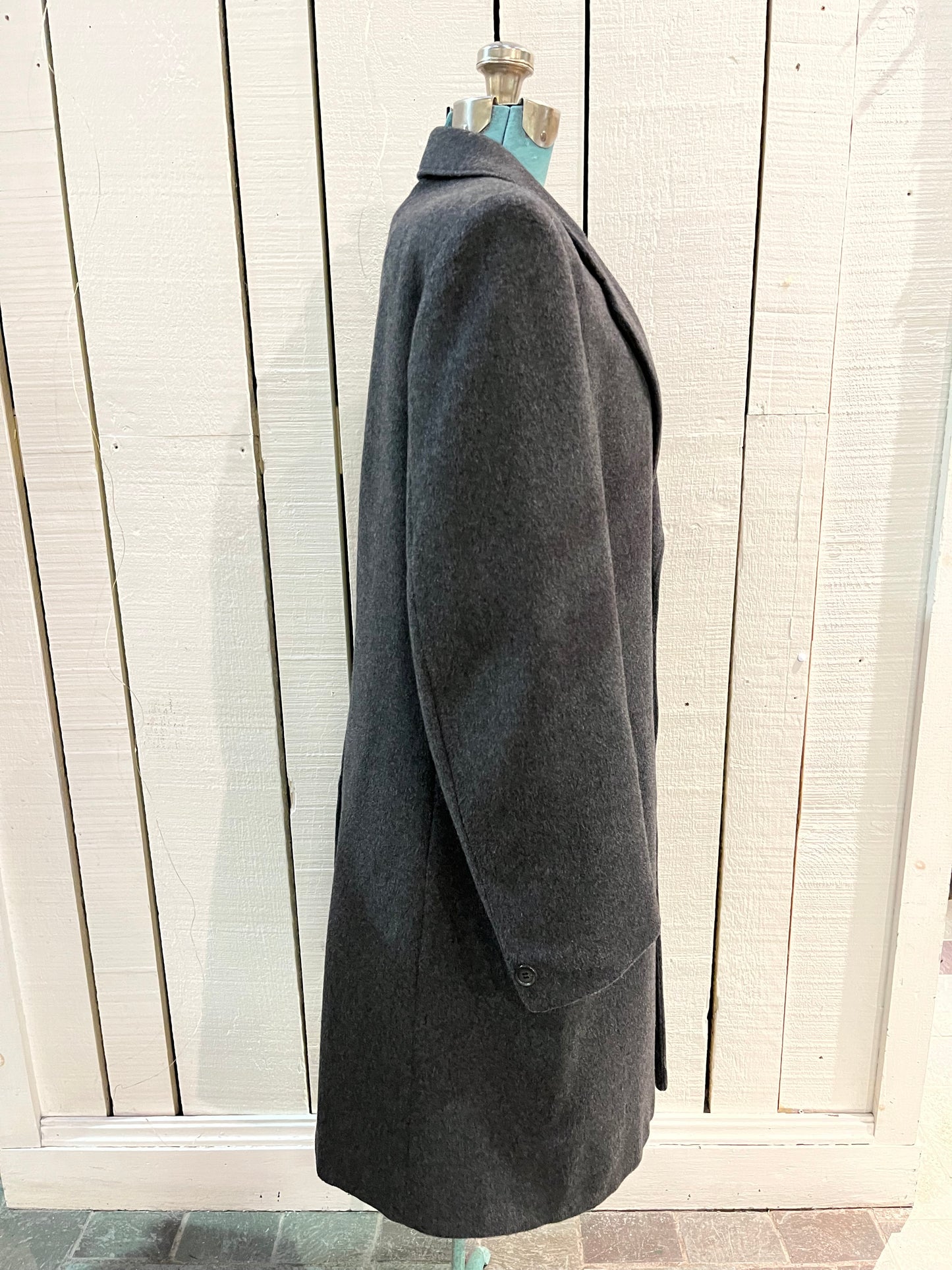 Vintage Moores wool blend long grey coat (65% wool/ 15% cashmere/ 15% polyester/ 5% other) with button closures, two front pockets and two inside pockets.
Made in Canada
Chest 42”