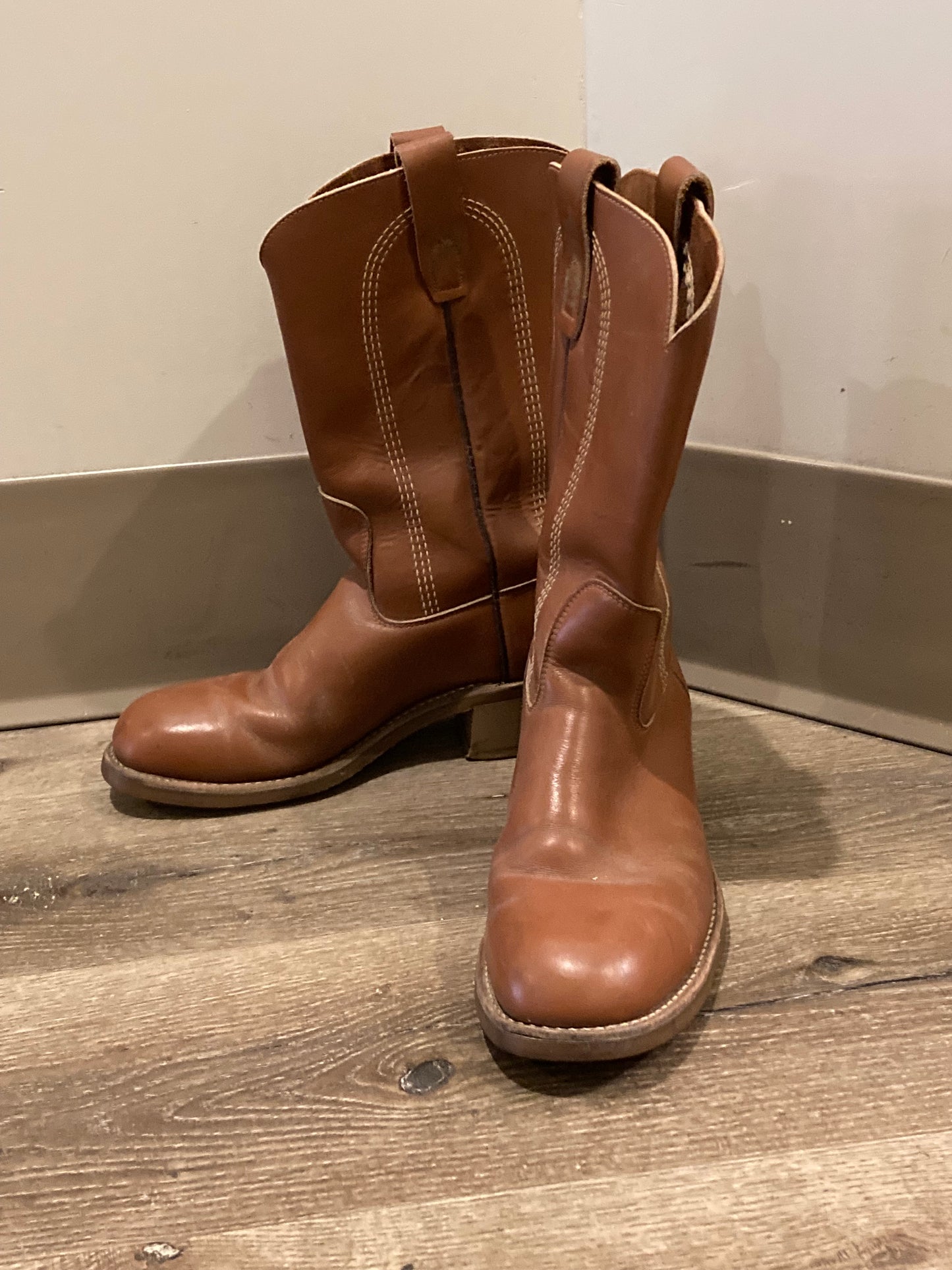 Vintage SECA western style brown leather safety boots with steel toes and goodyear welt synthetic soles. Made in Canada. Size - no marked size but it fits like a 9.5/ 10M US/ 43 EUR