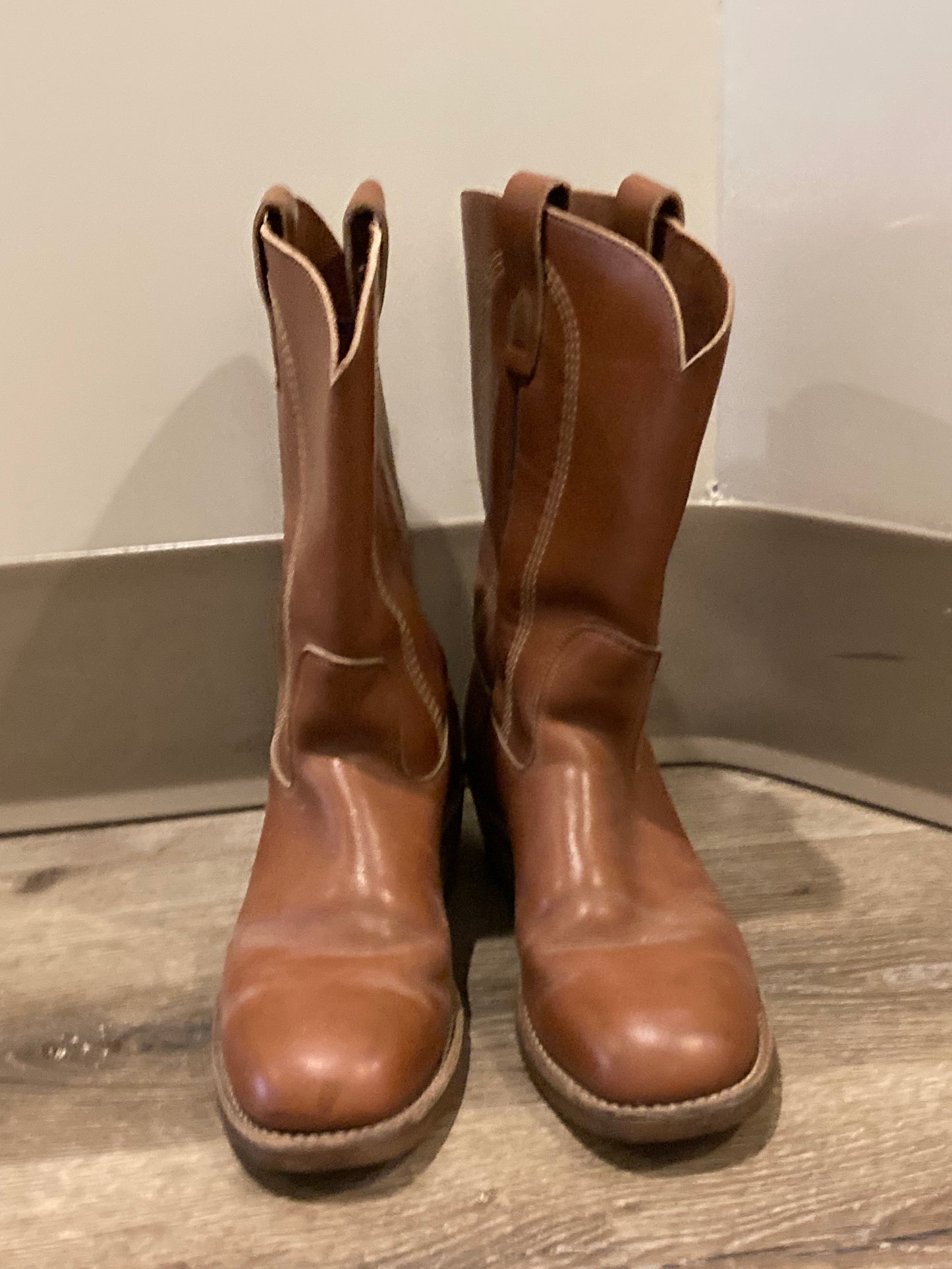 Vintage SECA western style brown leather safety boots with steel toes and goodyear welt synthetic soles. Made in Canada. Size - no marked size but it fits like a 9.5/ 10M US/ 43 EUR