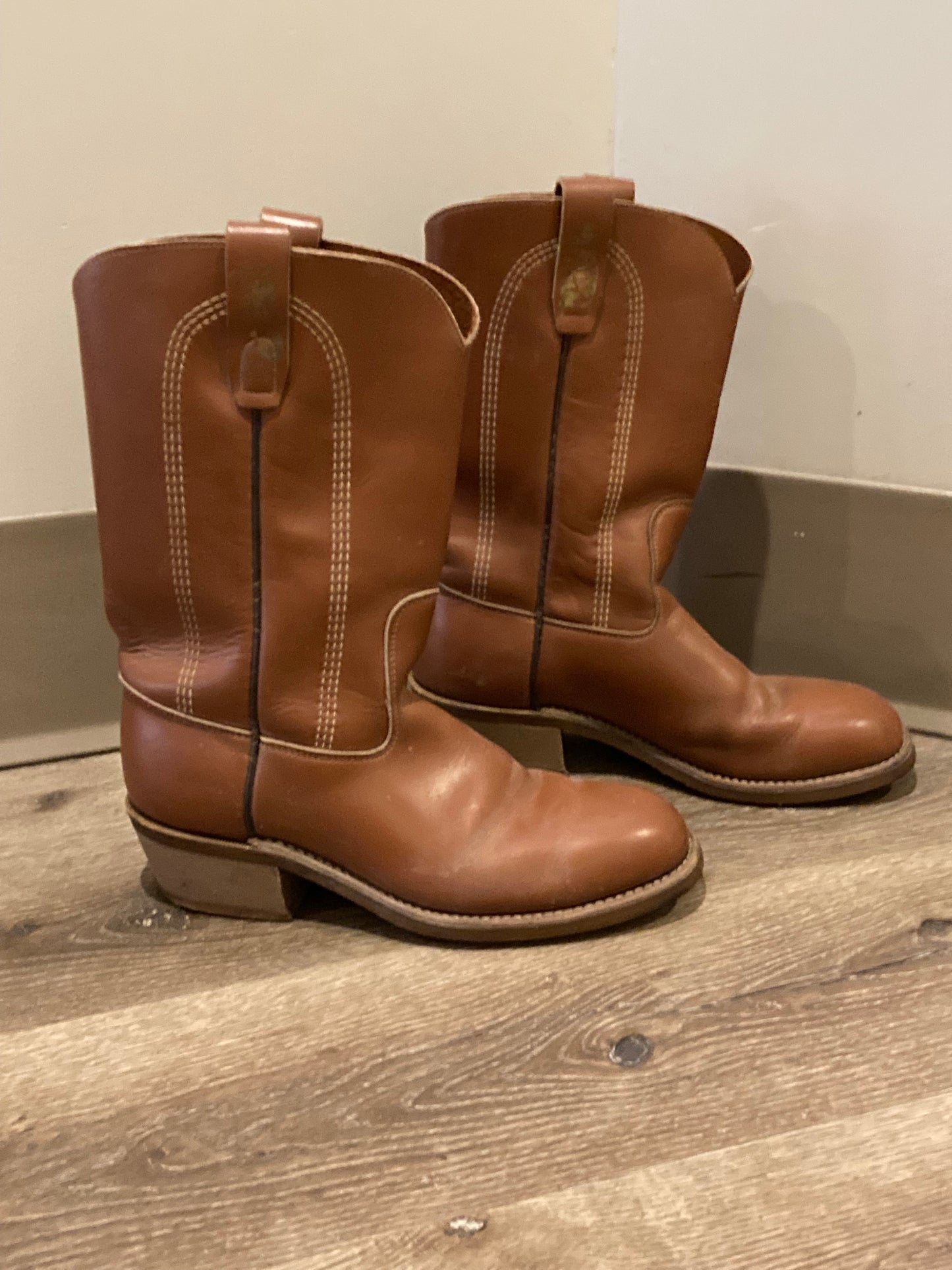 Vintage SECA western style brown leather safety boots with steel toes and goodyear welt synthetic soles. Made in Canada. Size - no marked size but it fits like a 9.5/ 10M US/ 43 EUR