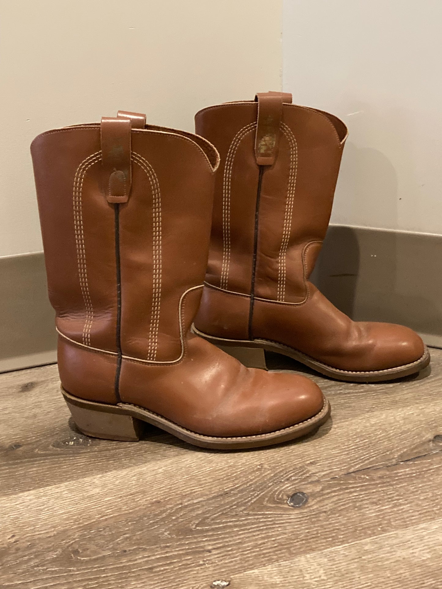 Vintage SECA western style brown leather safety boots with steel toes and goodyear welt synthetic soles. Made in Canada. Size - no marked size but it fits like a 9.5/ 10M US/ 43 EUR