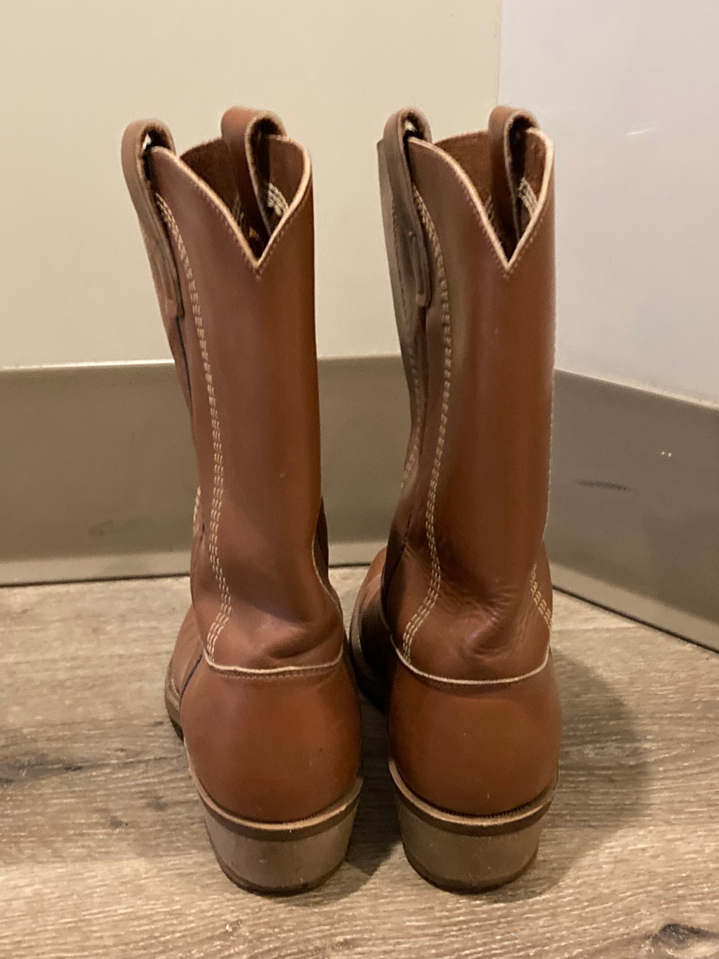 Vintage SECA western style brown leather safety boots with steel toes and goodyear welt synthetic soles. Made in Canada. Size - no marked size but it fits like a 9.5/ 10M US/ 43 EUR