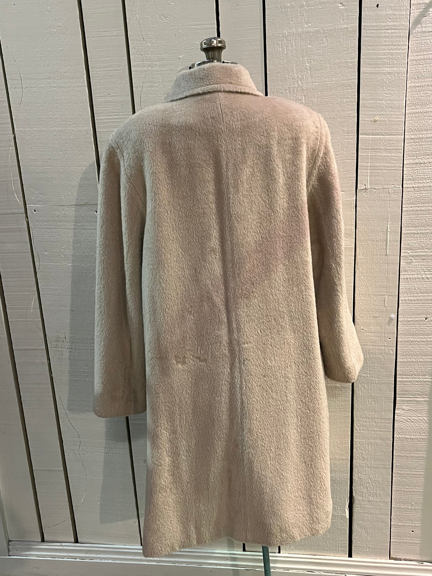 Vintage Mallia long baby lama blend (88% baby lama/ 12% wool) coat with button closures and two front pockets.
Union Made in Canada
Size 16