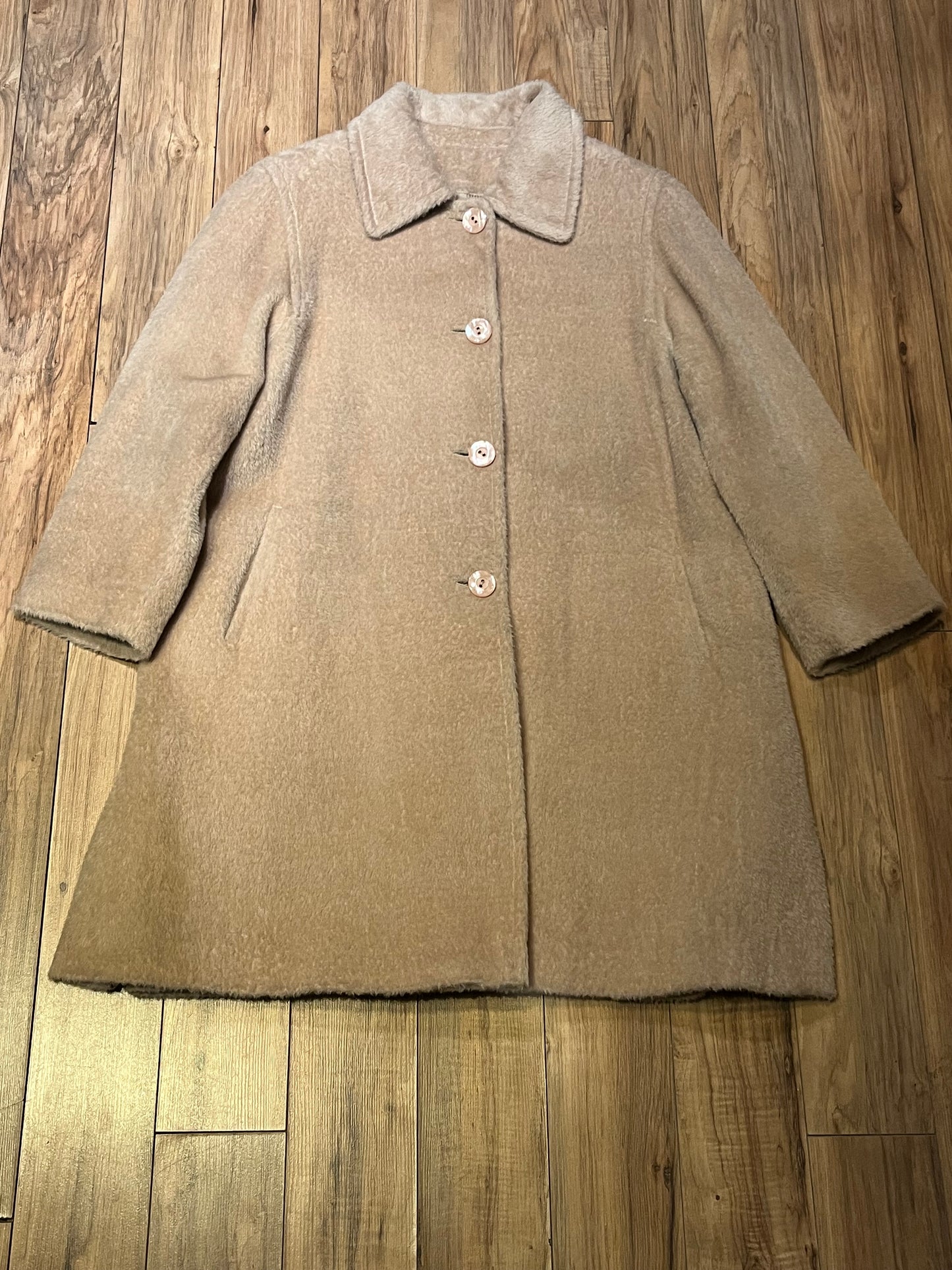 Vintage Mallia long baby lama blend (88% baby lama/ 12% wool) coat with button closures and two front pockets.
Union Made in Canada
Size 16