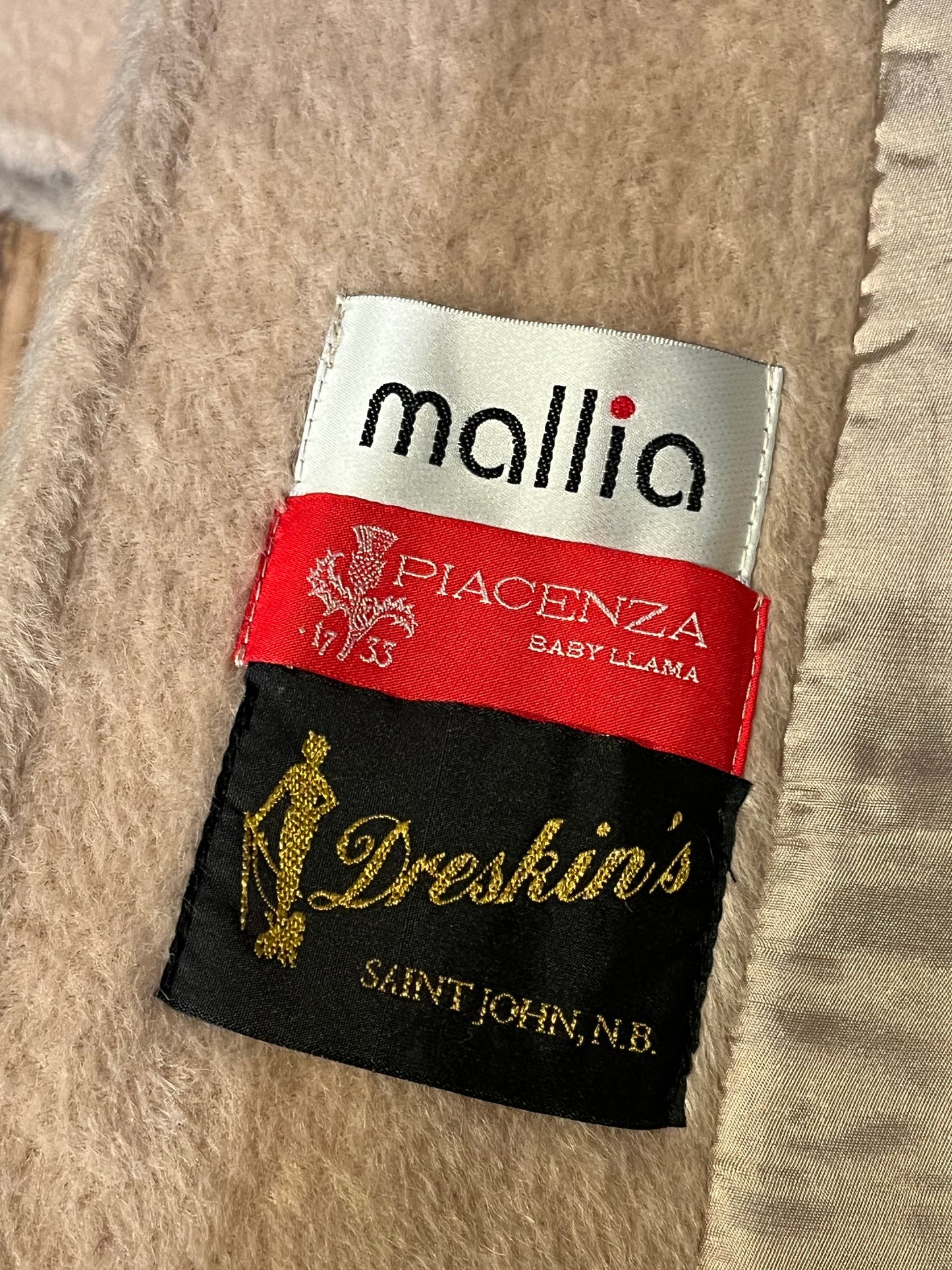 Vintage Mallia long baby lama blend (88% baby lama/ 12% wool) coat with button closures and two front pockets.
Union Made in Canada
Size 16