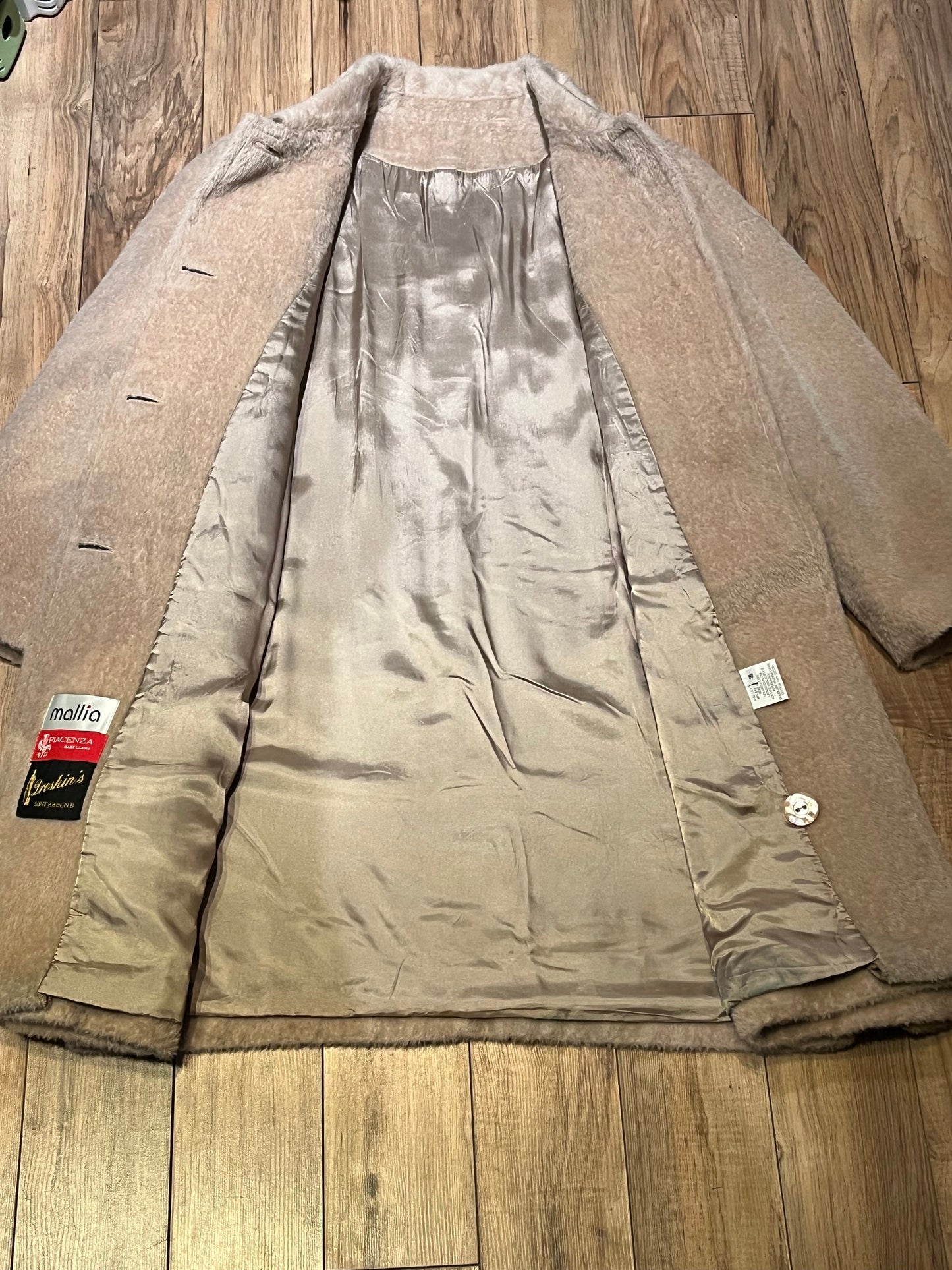 Vintage Mallia long baby lama blend (88% baby lama/ 12% wool) coat with button closures and two front pockets.
Union Made in Canada
Size 16
