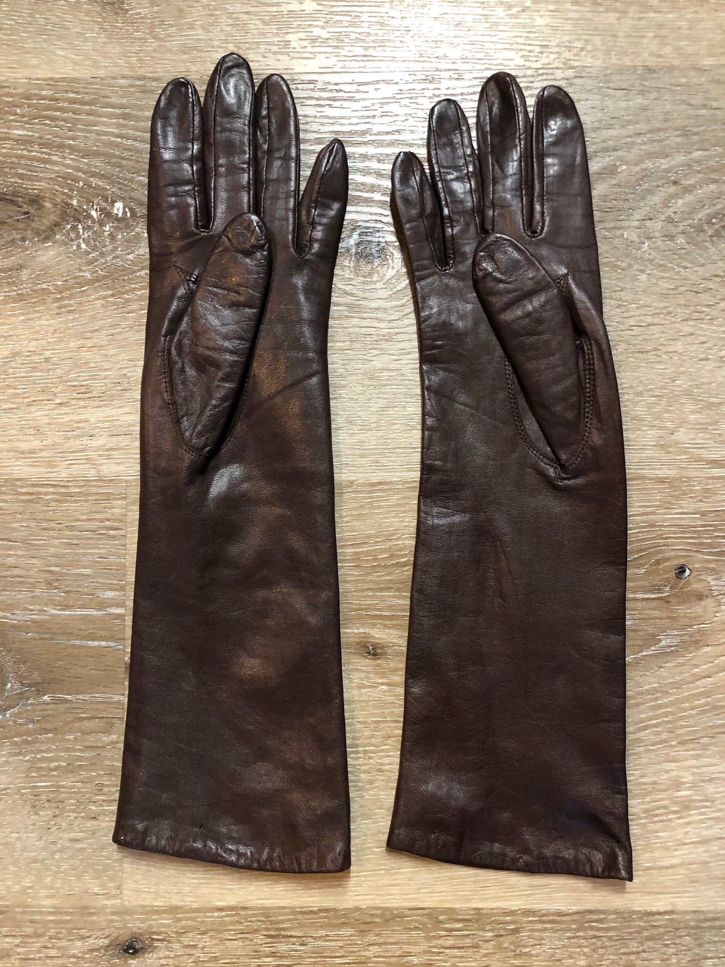Kingspier Vintage - Brown leather three-quarter length gloves feature a rayon lining. Size small/ 7.