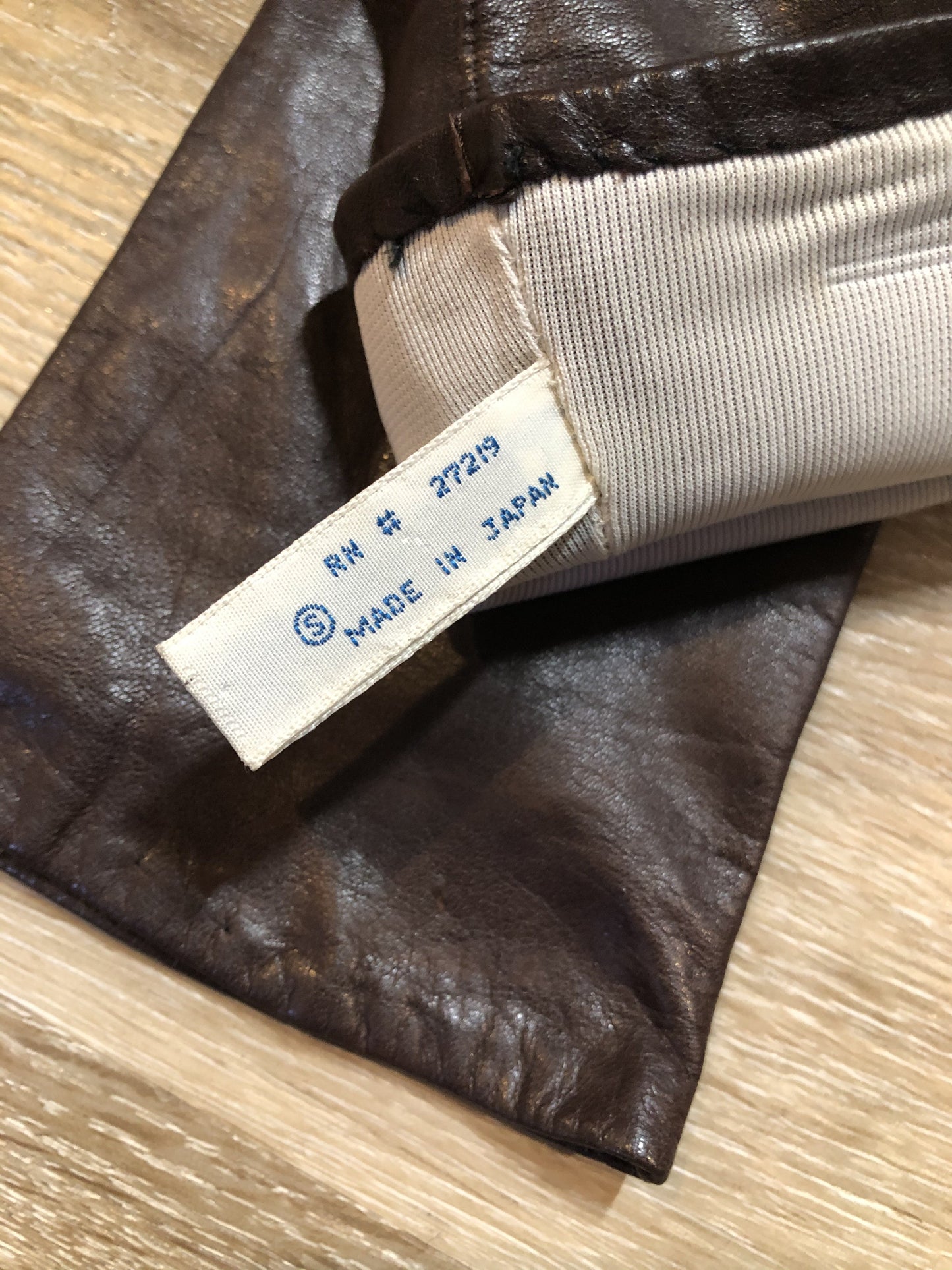 Kingspier Vintage - Brown leather three-quarter length gloves feature a rayon lining. Size small/ 7.