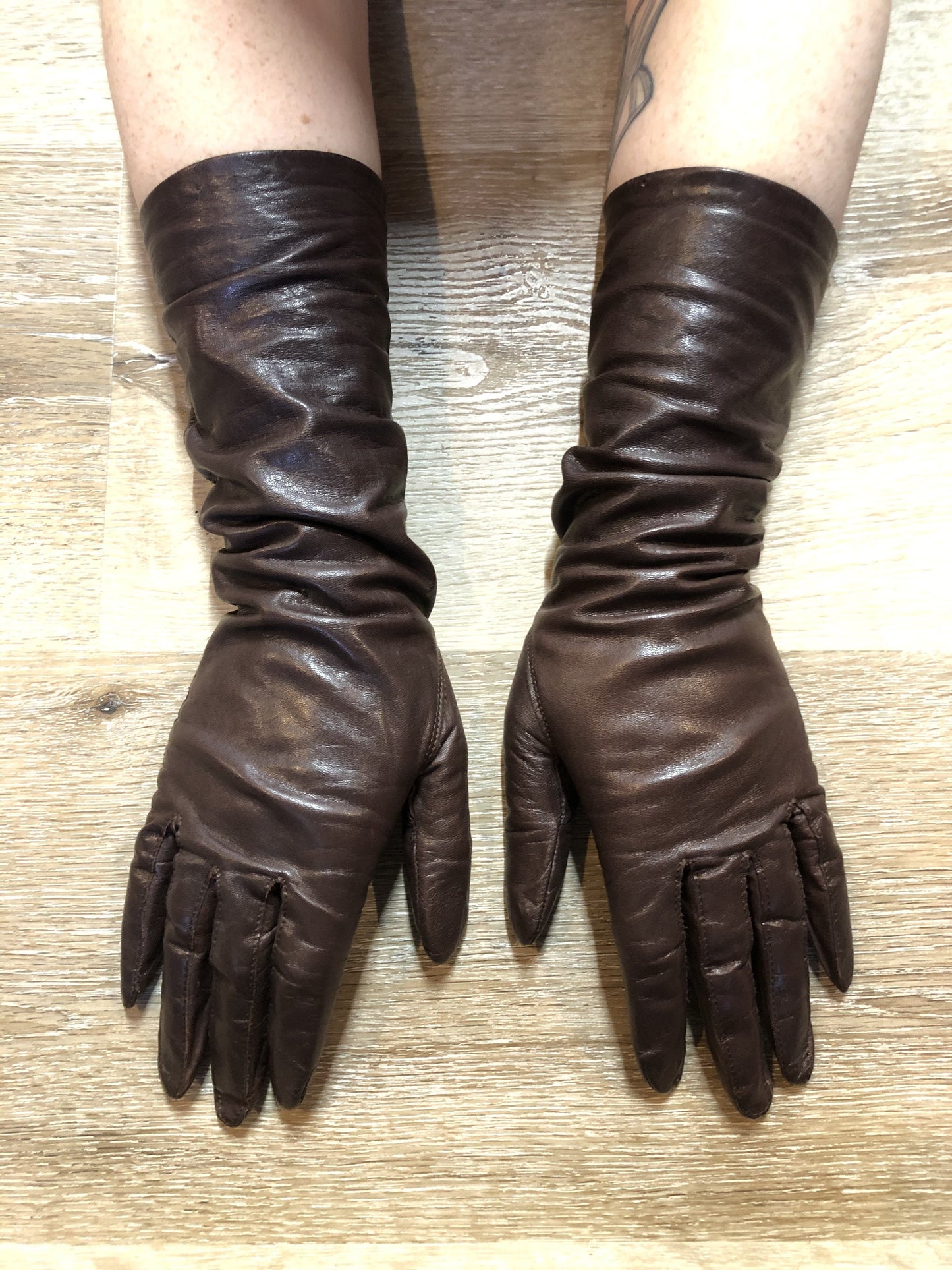 Kingspier Vintage - Brown leather three-quarter length gloves feature a rayon lining. Size small/ 7.