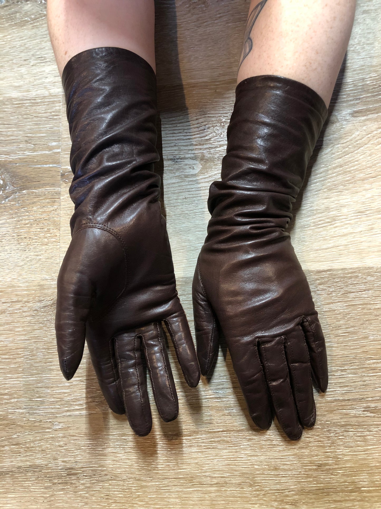 Kingspier Vintage - Brown leather three-quarter length gloves feature a rayon lining. Size small/ 7.