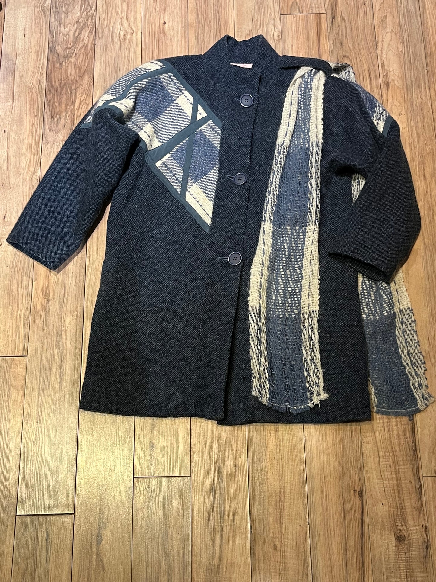 Vintage Epsilon blue and white 100% pure virgin wool coat with attached scarf, button closures and two front pockets.
Made in Canada
Size 10