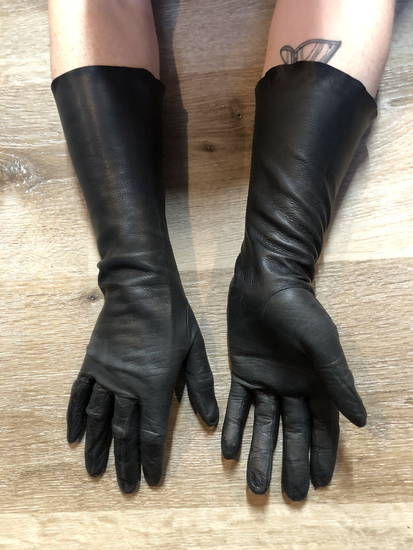 Kingspier Vintage - Black leather three-quarter length gloves. Beautiful soft and lightweight leather. Size small/ 7.