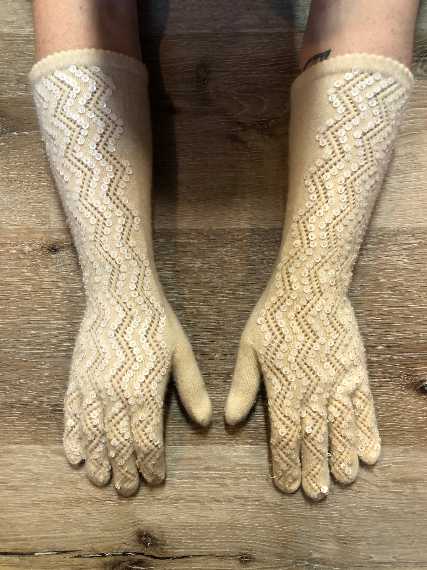 Kingspier Vintage - Vintage white lambswool knit three-quarter length gloves with sequins. Size small/ med/ 7.5.