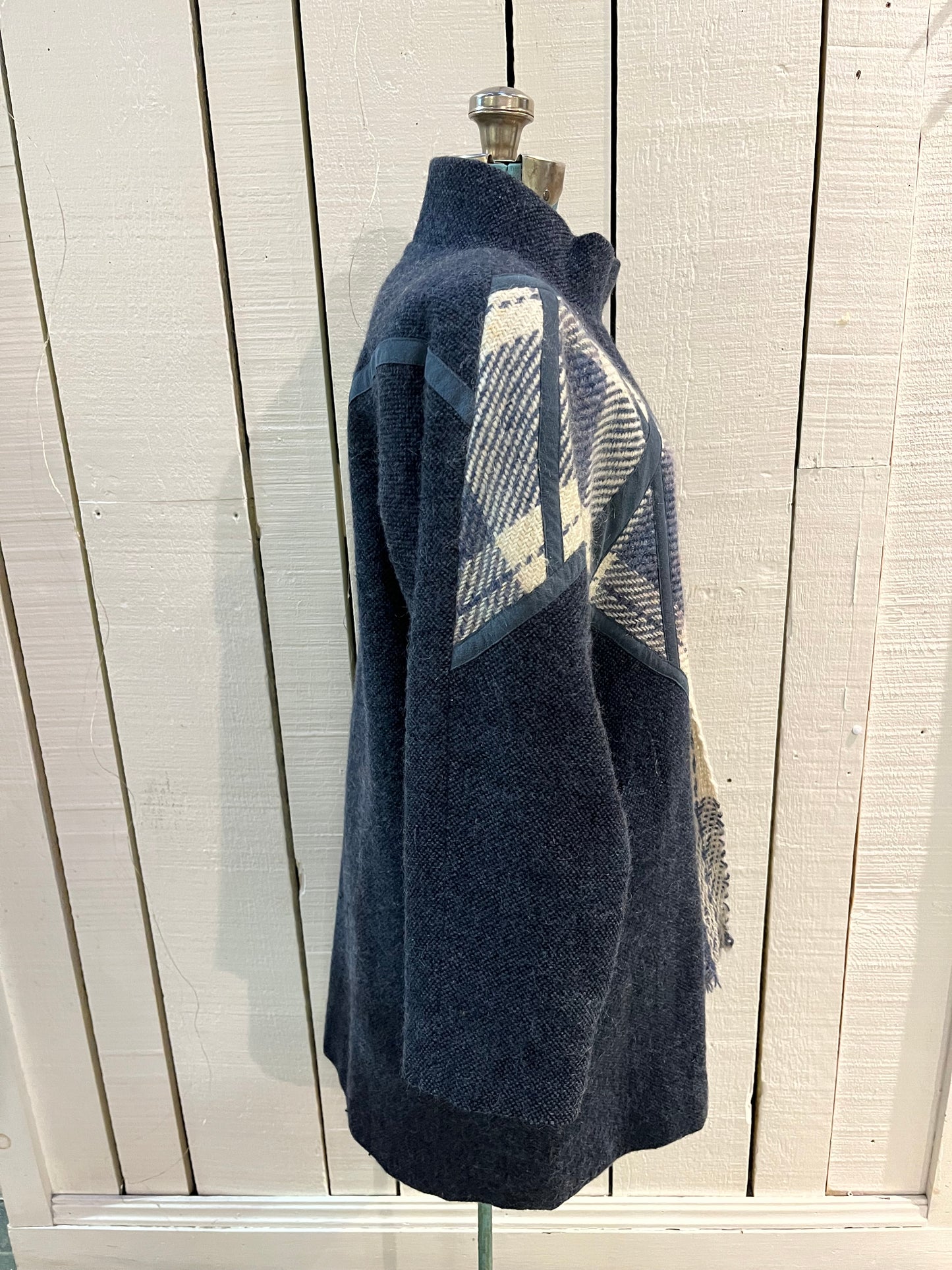 Vintage Epsilon blue and white 100% pure virgin wool coat with attached scarf, button closures and two front pockets.
Made in Canada
Size 10