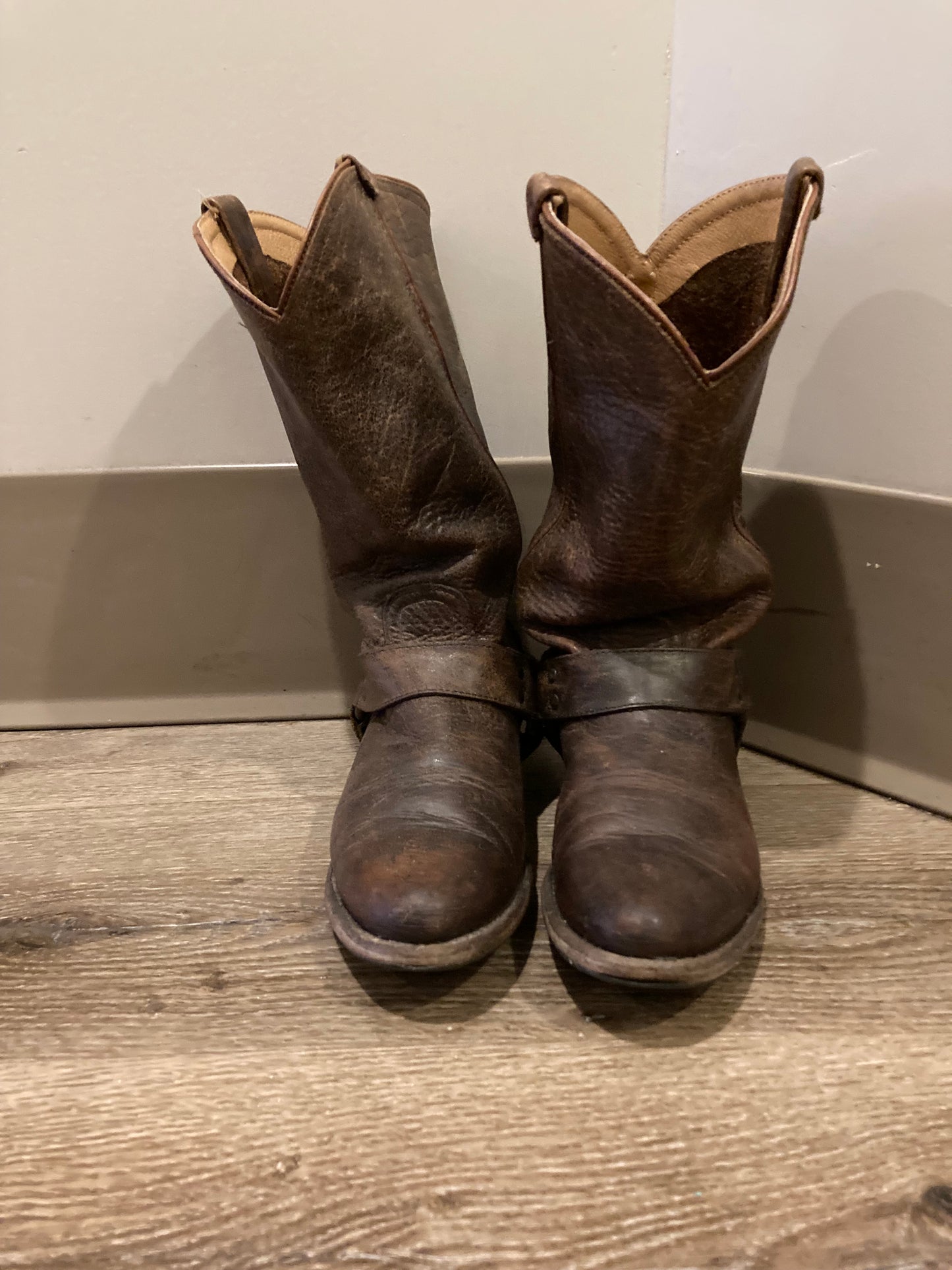 Vintage Frye dark brown full grain leather western boots with brass O ring detail. Made in Mexico. Size 6W US, EUR 36