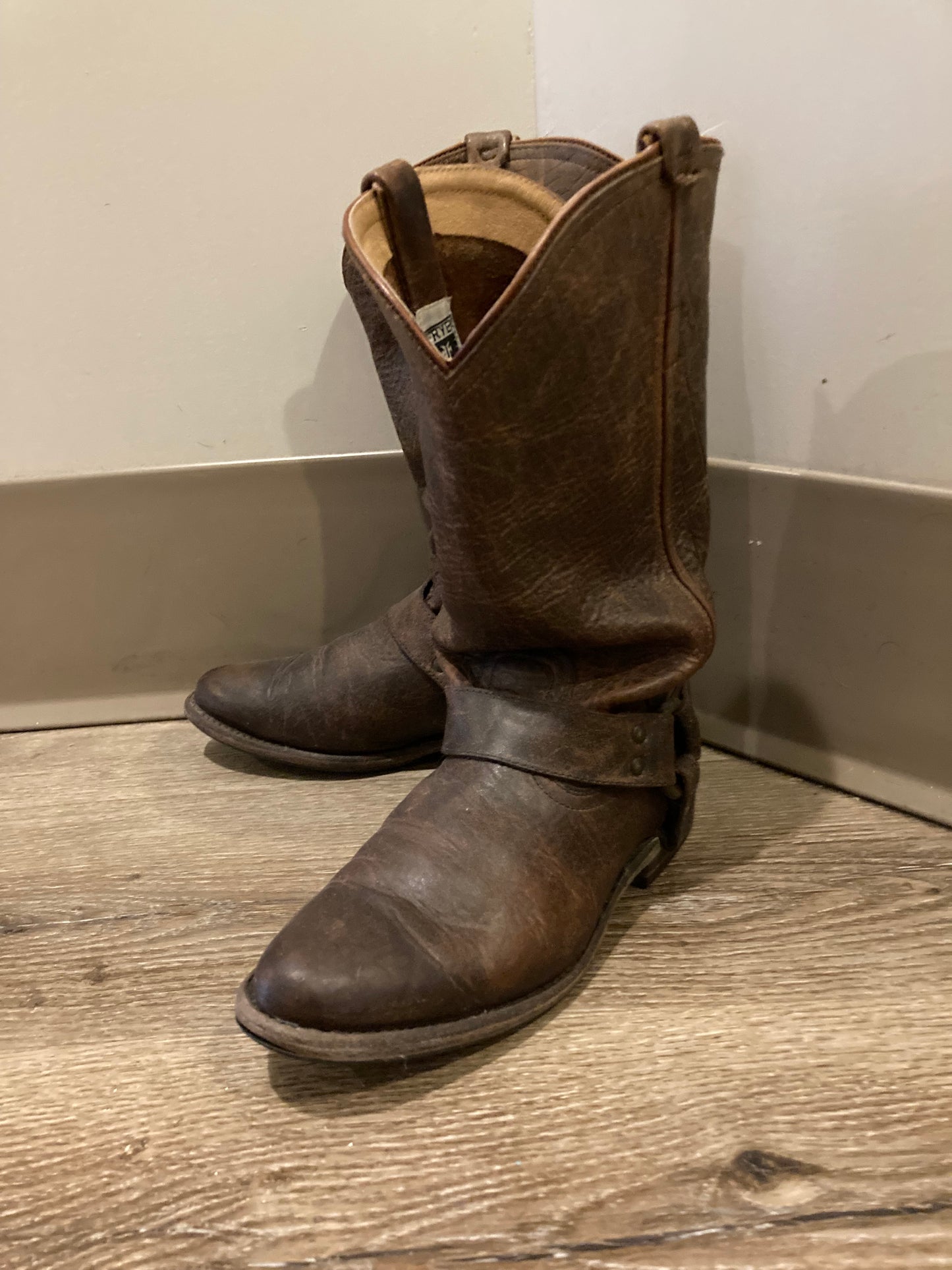 Vintage Frye dark brown full grain leather western boots with brass O ring detail. Made in Mexico. Size 6W US, EUR 36