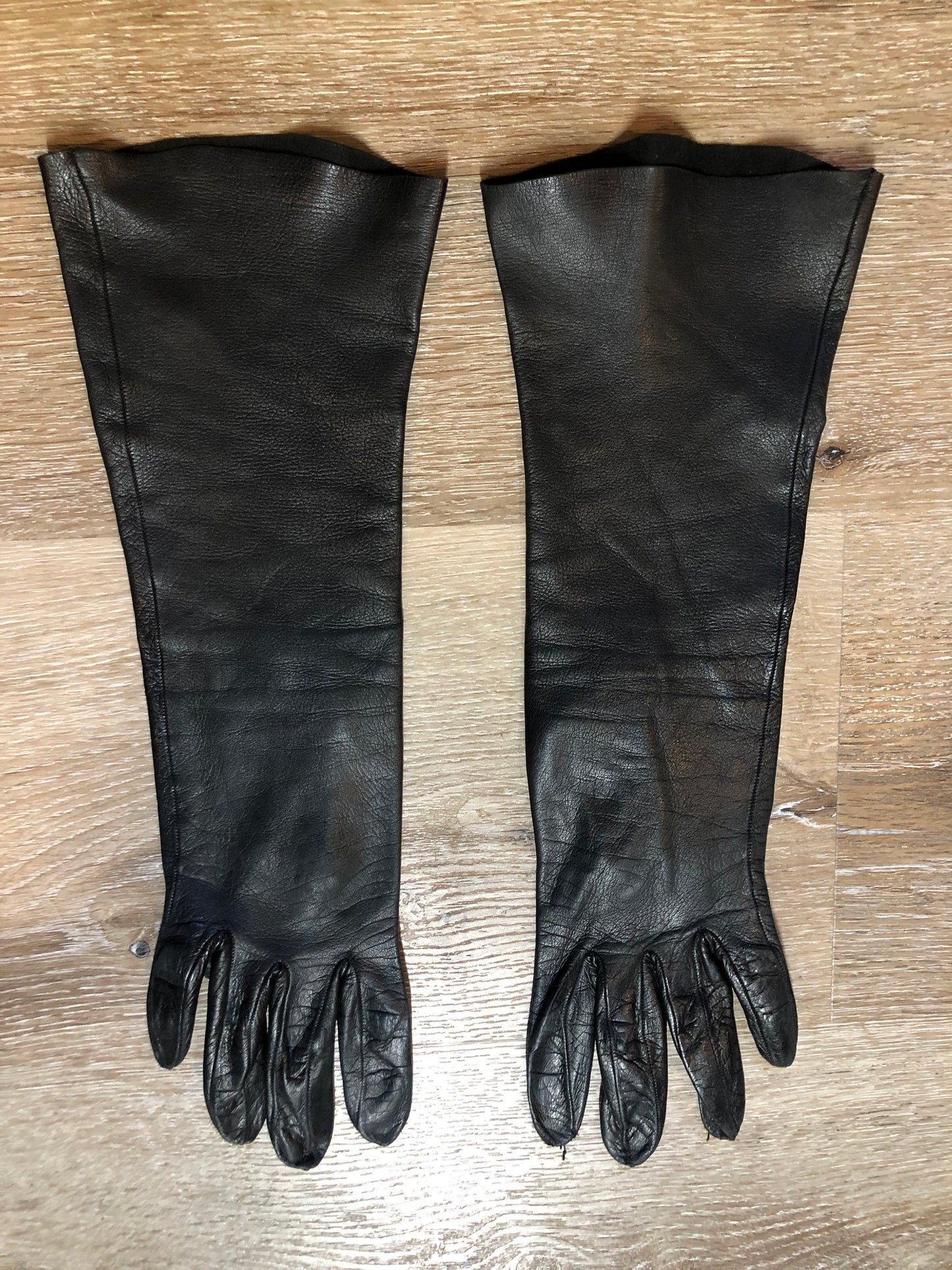Kingspier Vintage - Black leather three-quarter length gloves. Beautiful soft and lightweight leather. Size small/ 7.