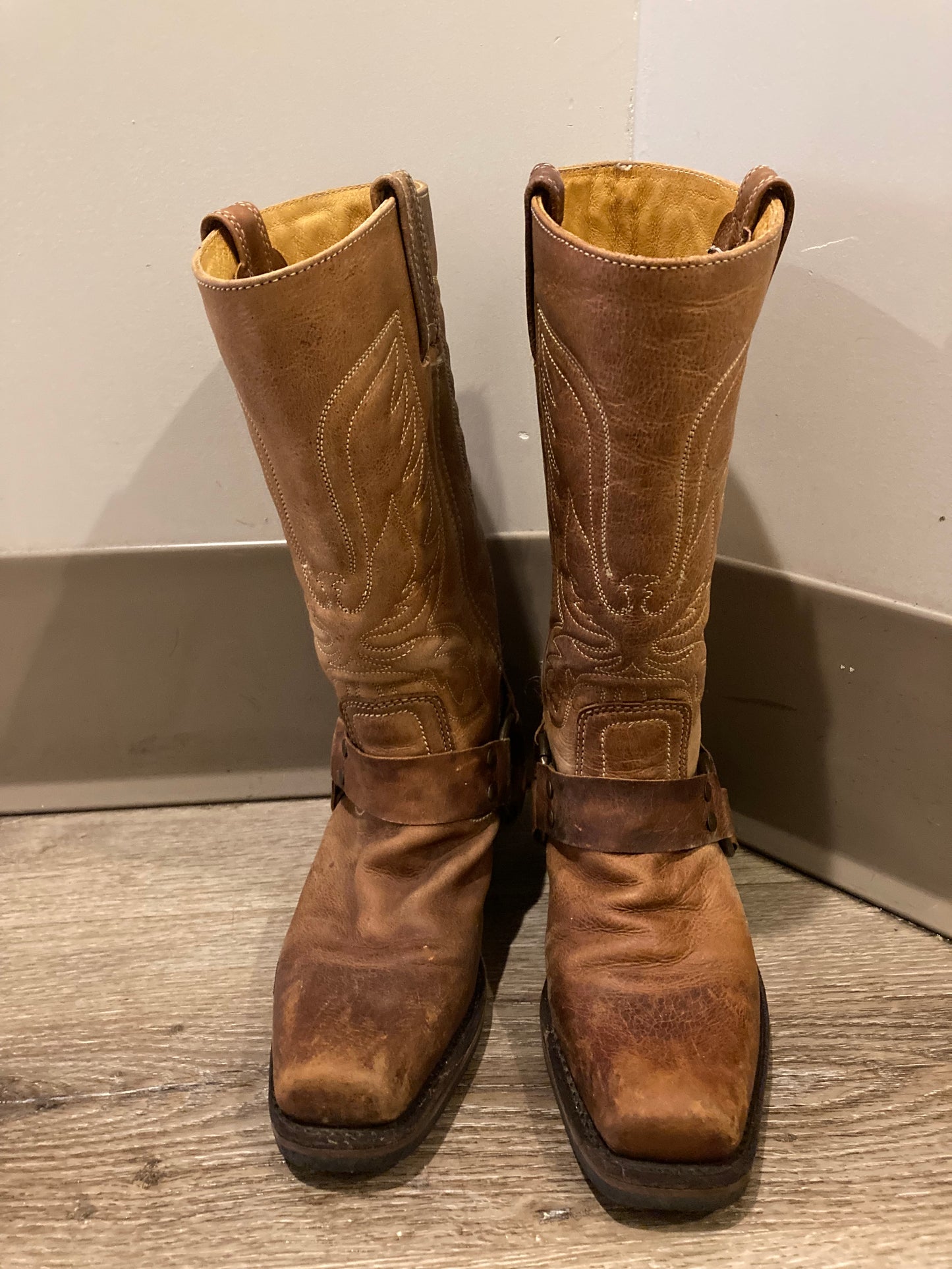 Vintage Frye brown leather western boots with chisel toe, decorative stitching and brass o ring detail. Size 6.5M, 8W US/ 38 EUR