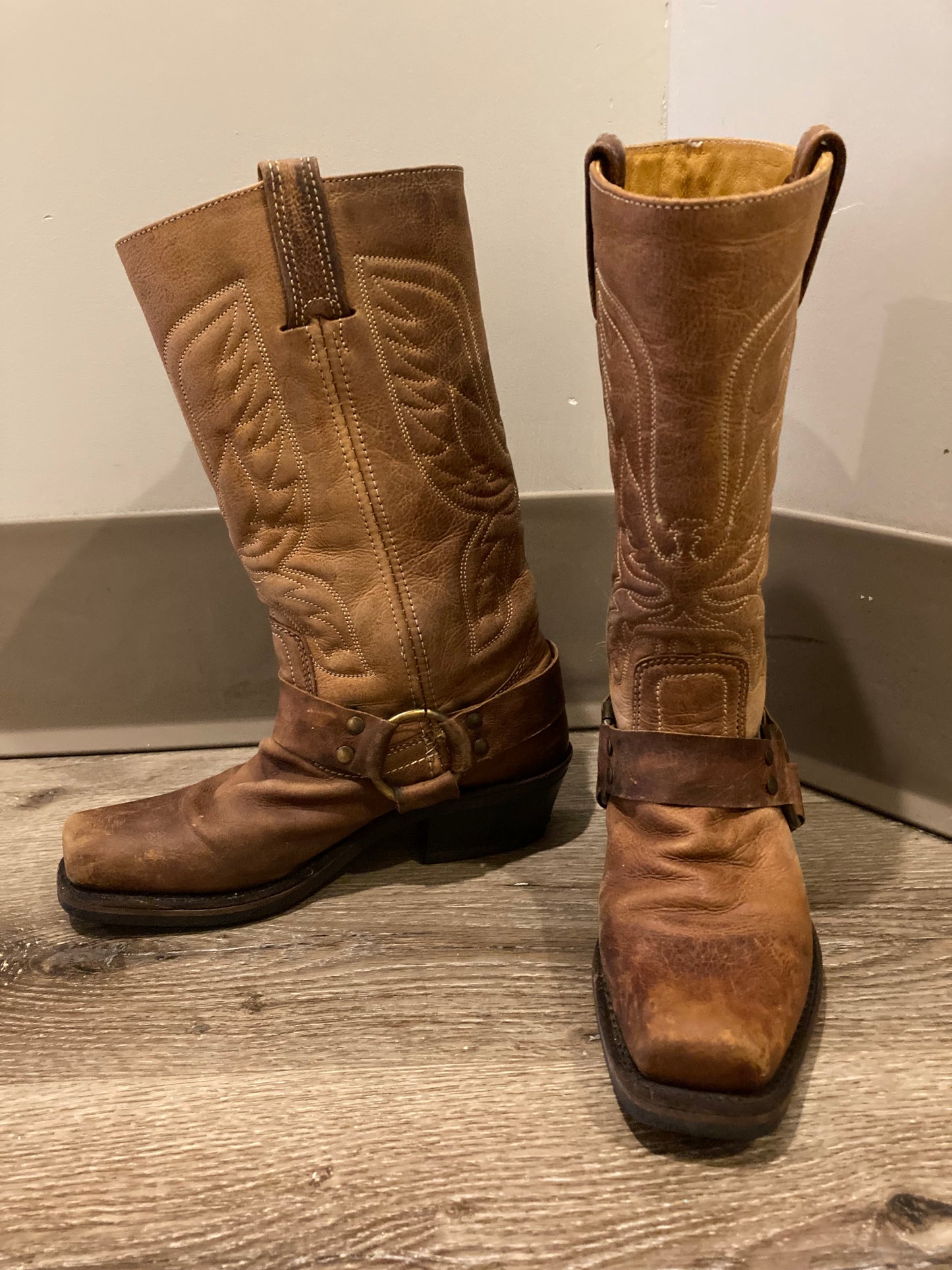 Vintage Frye brown leather western boots with chisel toe, decorative stitching and brass o ring detail. Size 6.5M, 8W US/ 38 EUR