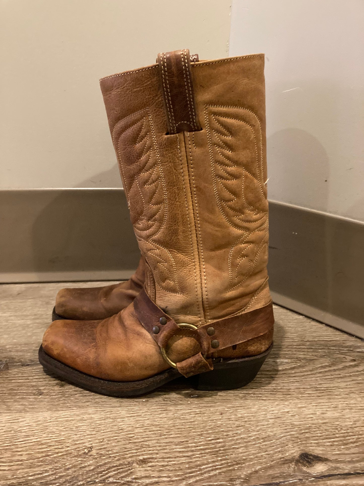 Vintage Frye brown leather western boots with chisel toe, decorative stitching and brass o ring detail. Size 6.5M, 8W US/ 38 EUR