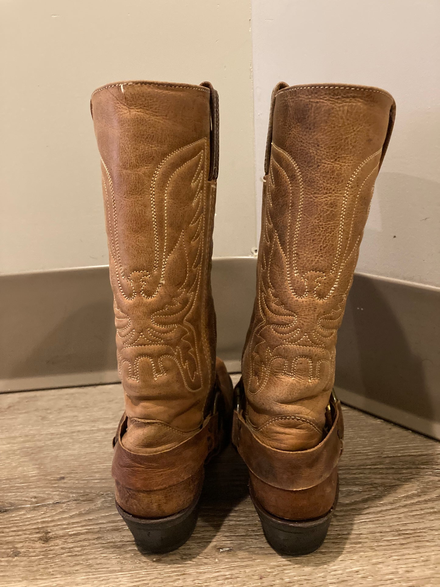 Vintage Frye brown leather western boots with chisel toe, decorative stitching and brass o ring detail. Size 6.5M, 8W US/ 38 EUR
