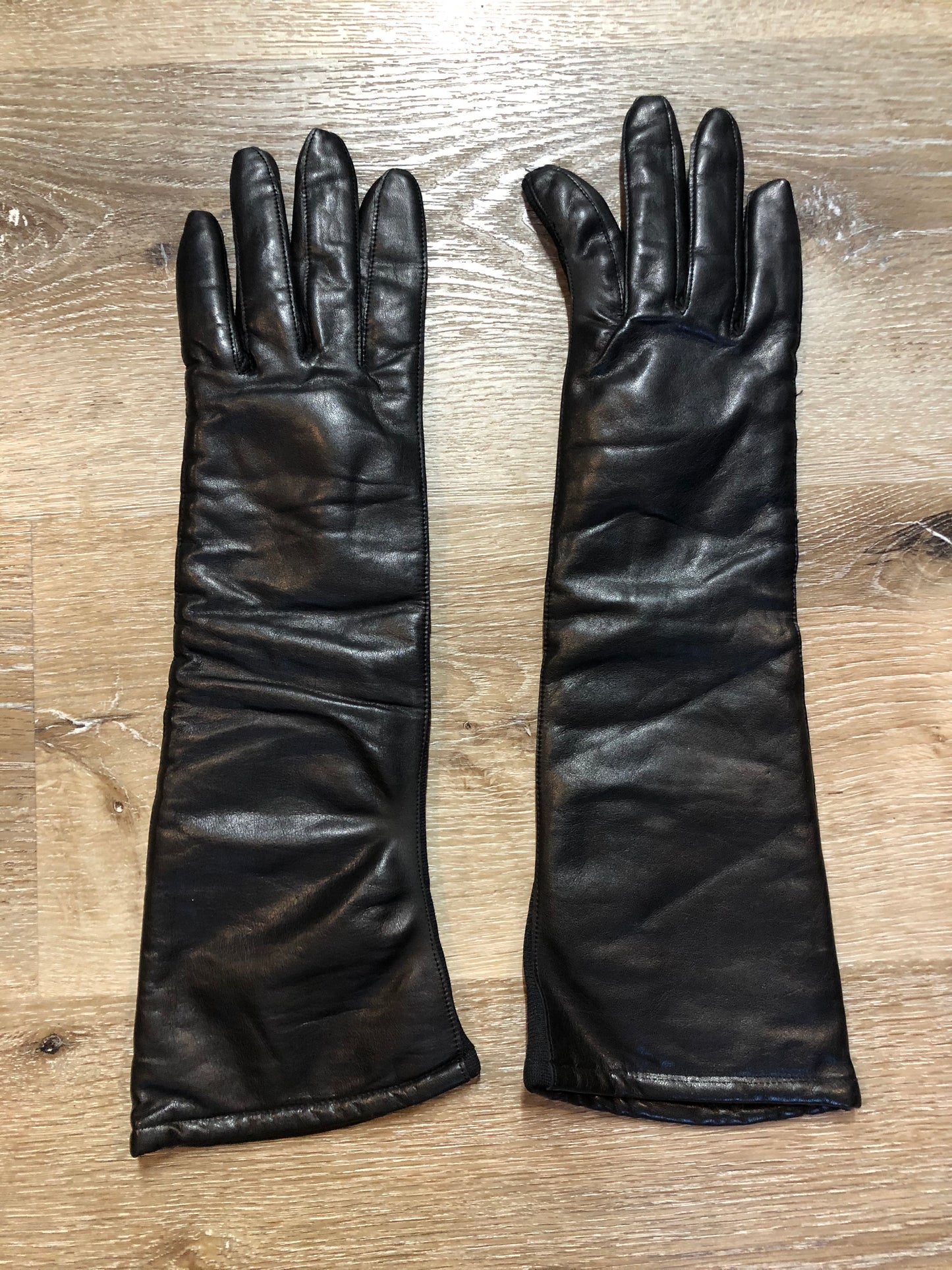 Kingspier Vintage - Black leather three-quarter length gloves feature a lining and a stretchy section for comfort. Size small/ 8.