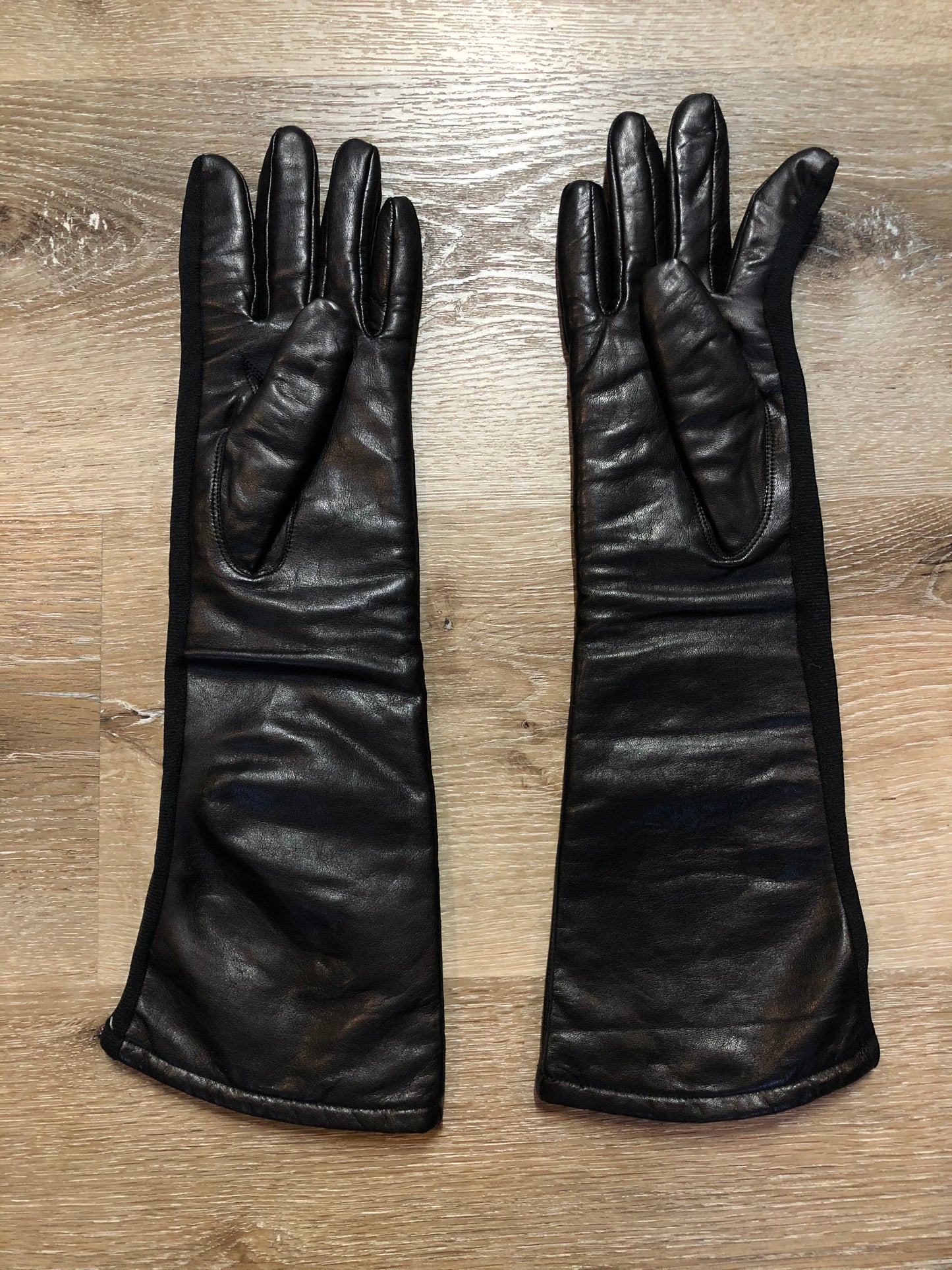 Kingspier Vintage - Black leather three-quarter length gloves feature a lining and a stretchy section for comfort. Size small/ 8.