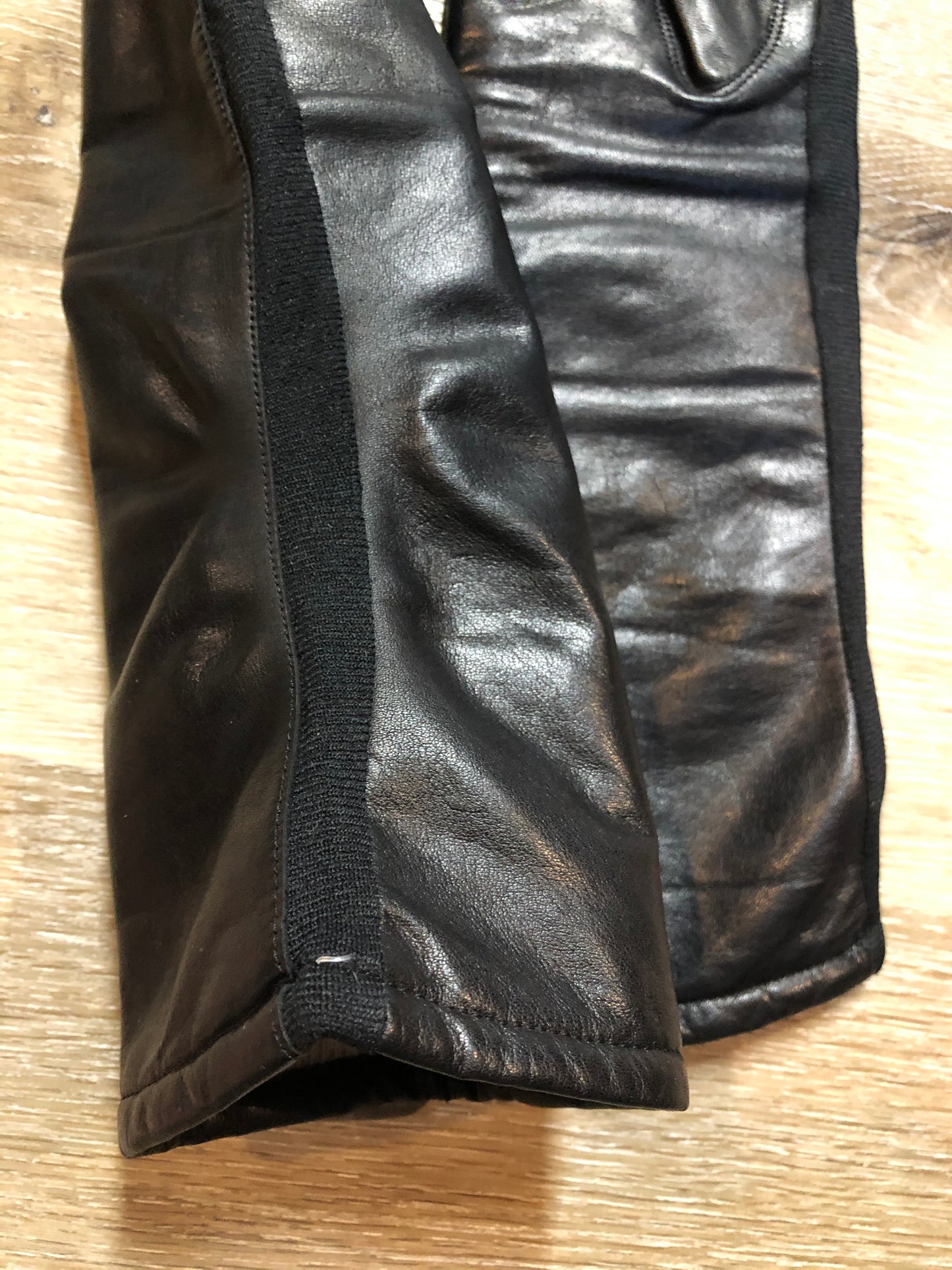 Kingspier Vintage - Black leather three-quarter length gloves feature a lining and a stretchy section for comfort. Size small/ 8.