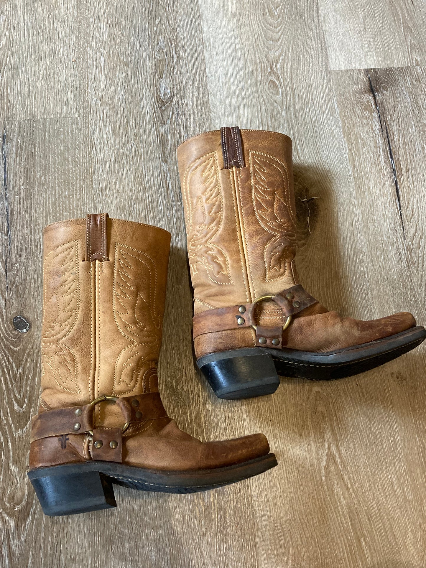 Vintage Frye brown leather western boots with chisel toe, decorative stitching and brass o ring detail. Size 6.5M, 8W US/ 38 EUR