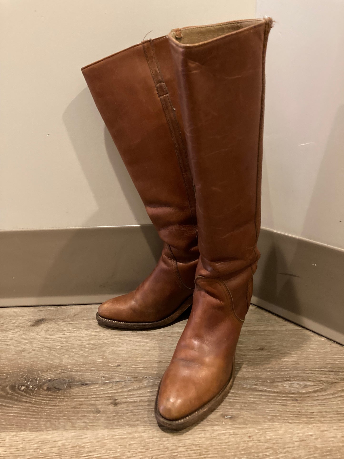 Vintage Frye brown leather knee high boots with 3" high heel. Size 7.5W US/ 38 EUR