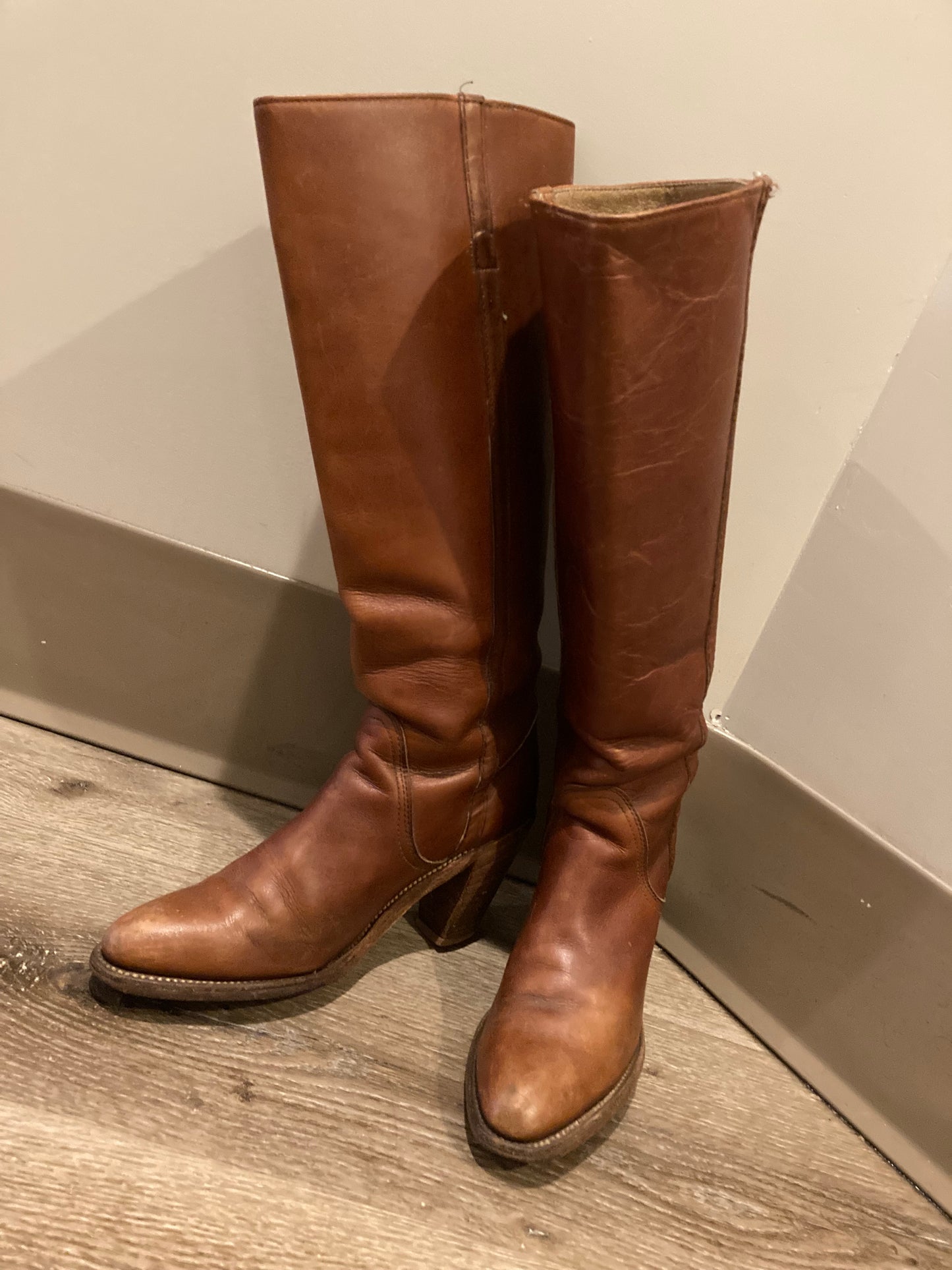 Vintage Frye brown leather knee high boots with 3" high heel. Size 7.5W US/ 38 EUR