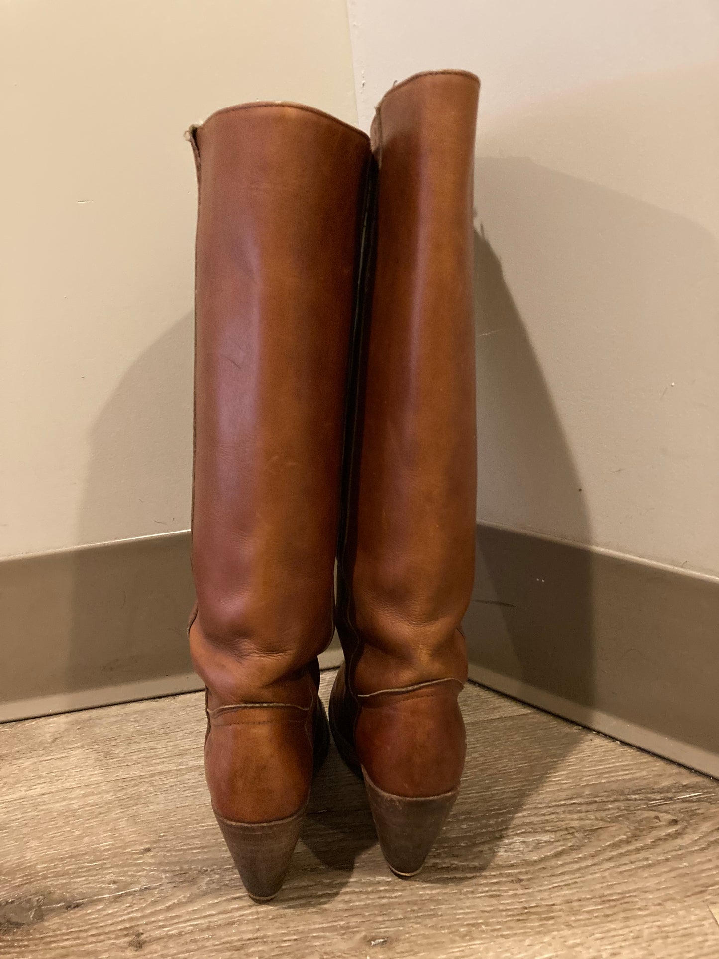 Vintage Frye brown leather knee high boots with 3" high heel. Size 7.5W US/ 38 EUR