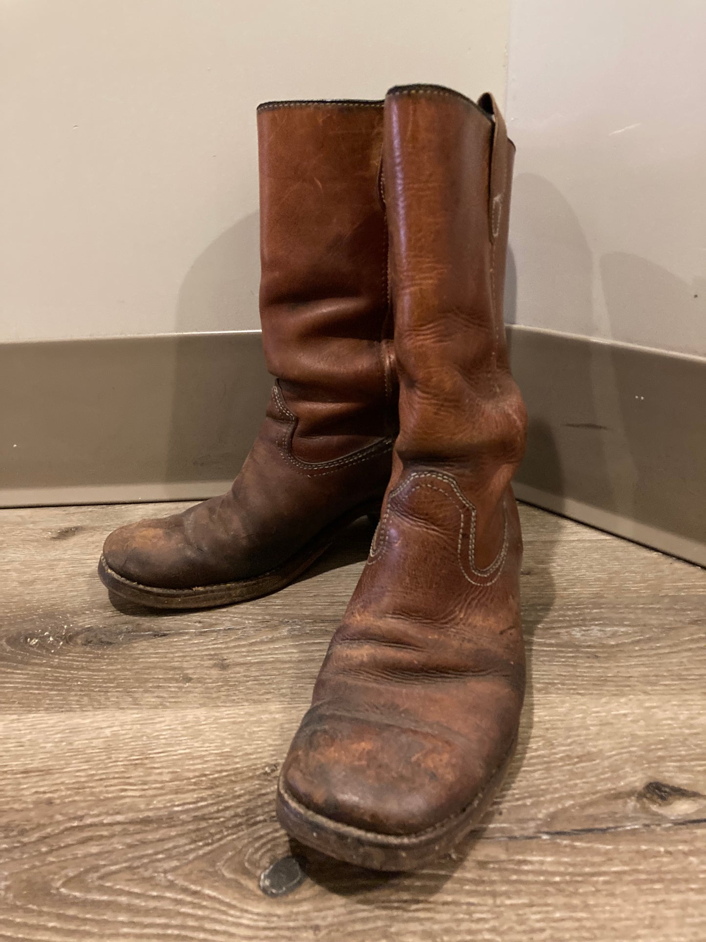Vintage 70’s mid calf brown leather boots with leather soles. Size 9.5M/ 11.5W US/ 43 EUR